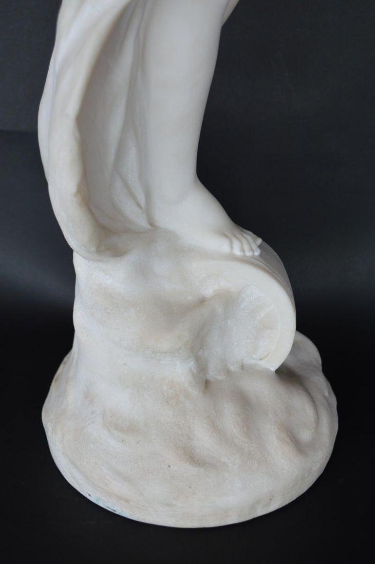 Statue d'une jeune femme en marbre de Carrare de la fin du 19e siècle. en vente 10