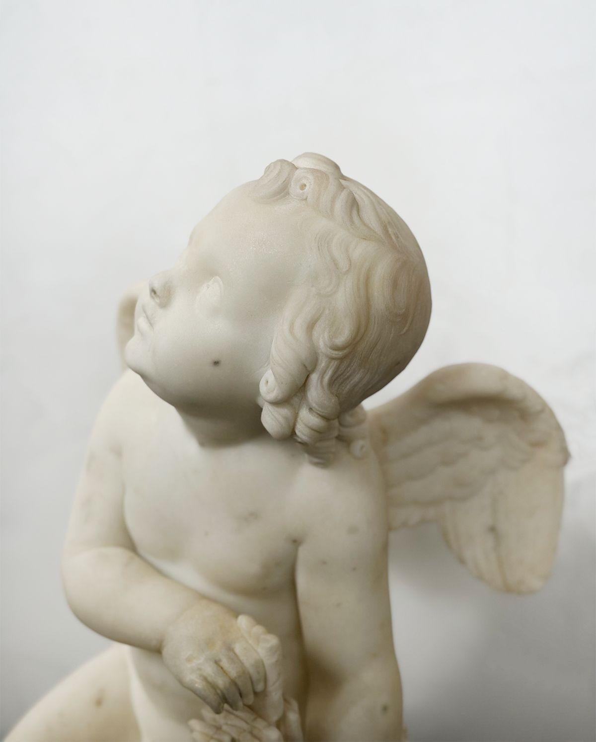 Italiano Scultura di Cupido in marmo intagliato italiano della fine del XIX secolo in vendita