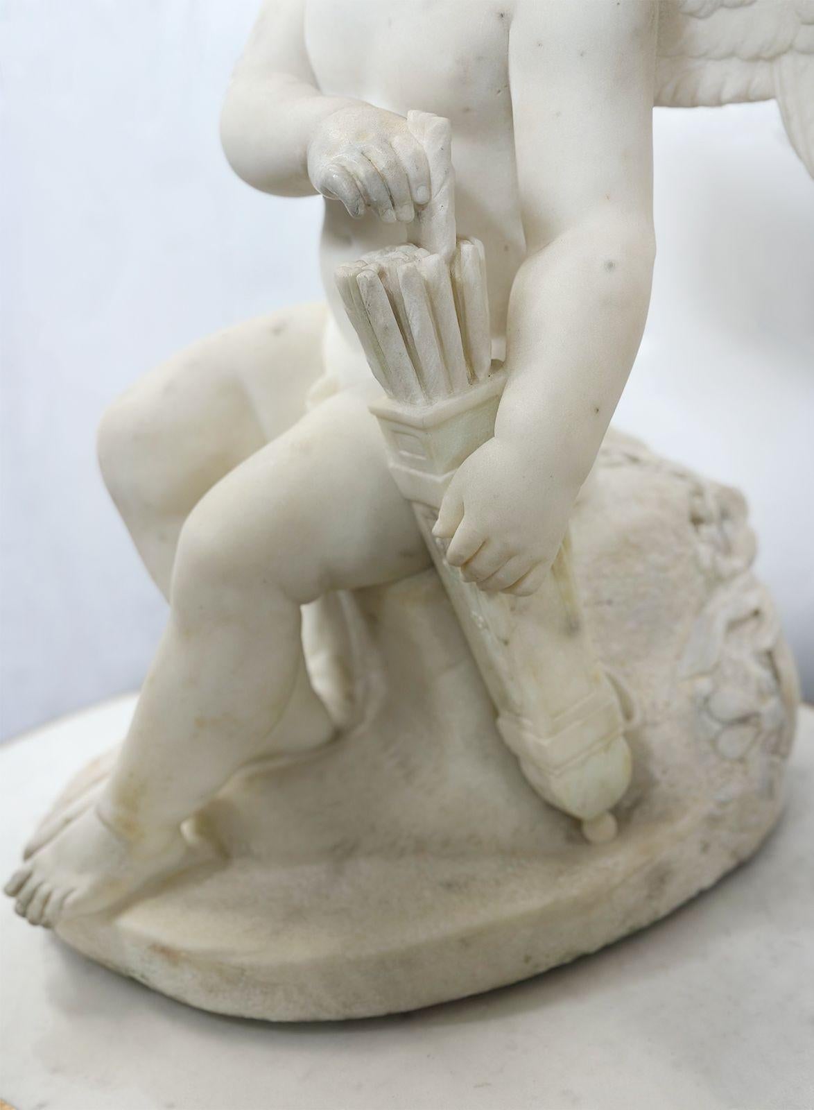 Scultura di Cupido in marmo intagliato italiano della fine del XIX secolo In condizioni buone in vendita a Los Angeles, CA