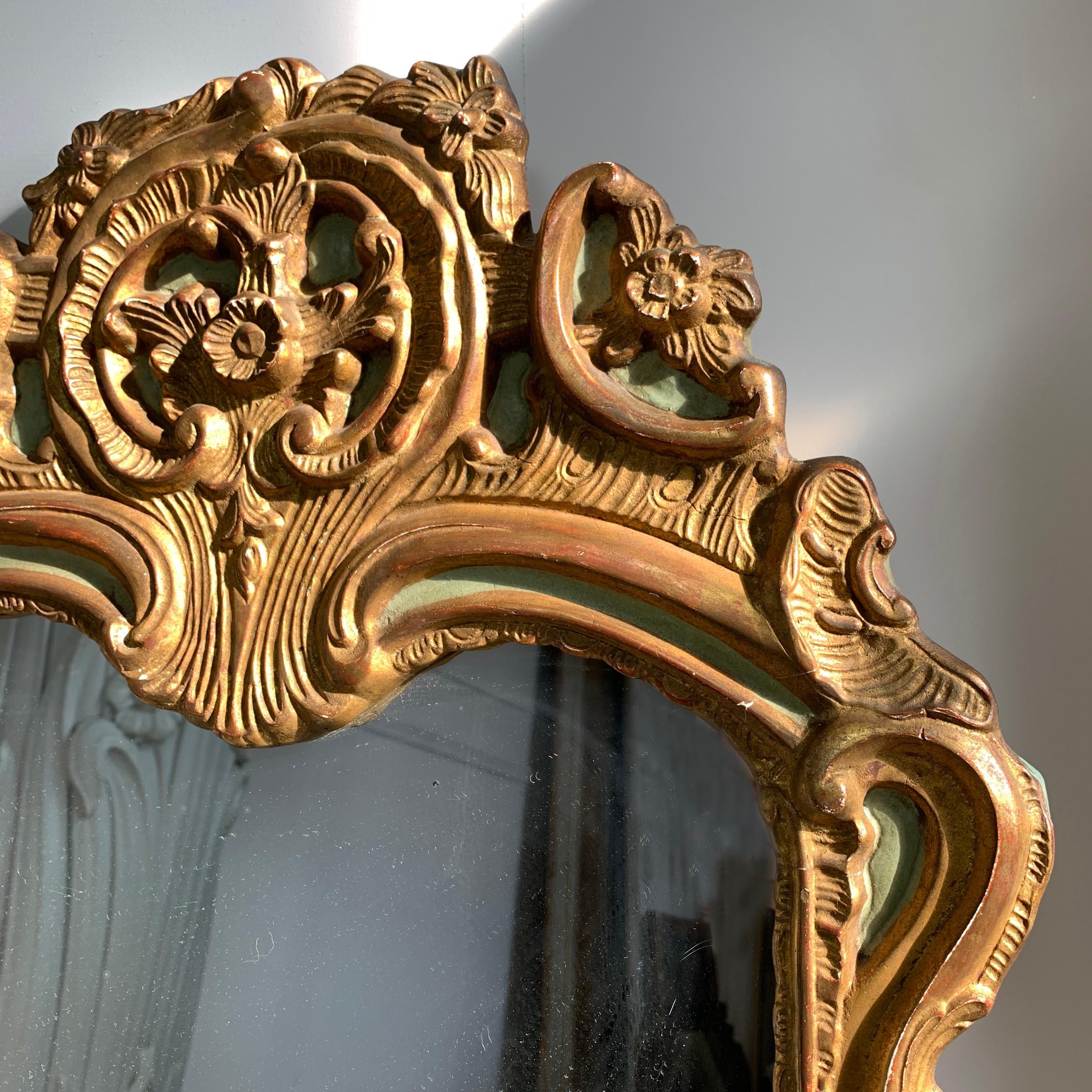 Schöner Spiegel aus dem späten 19. Jahrhundert.
Tief geschnitzter Rahmen, schweres Holz, möglicherweise Nussbaum, mit Gold und enteneigrünem Finish.
Wahrscheinlich italienisch, mit späterem Glas.
Auf der Rückseite sind die Überreste einer alten