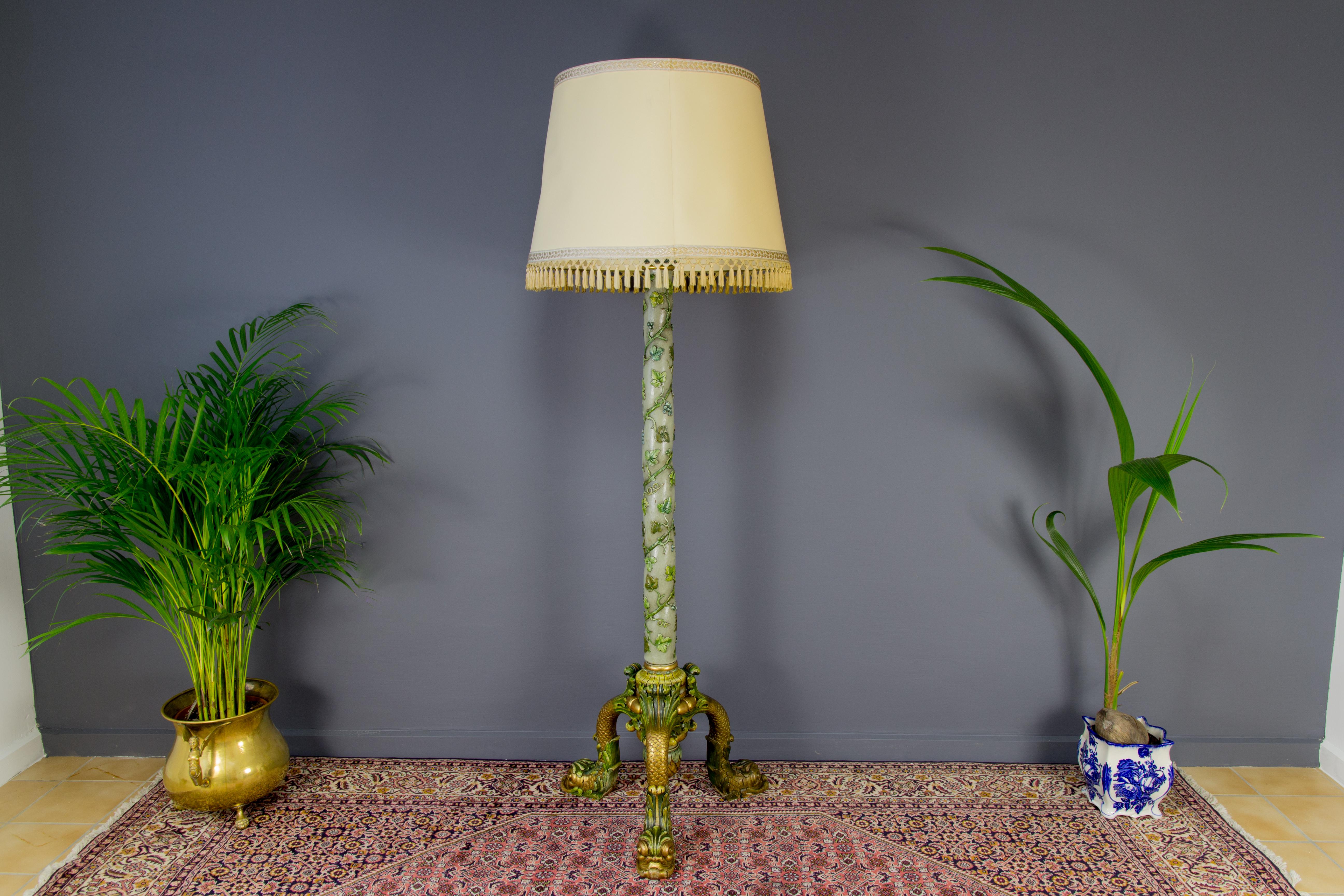 Antique Italian Carved and Green Painted Wooden Floor Lamp with Dolphins In Good Condition For Sale In Barntrup, DE