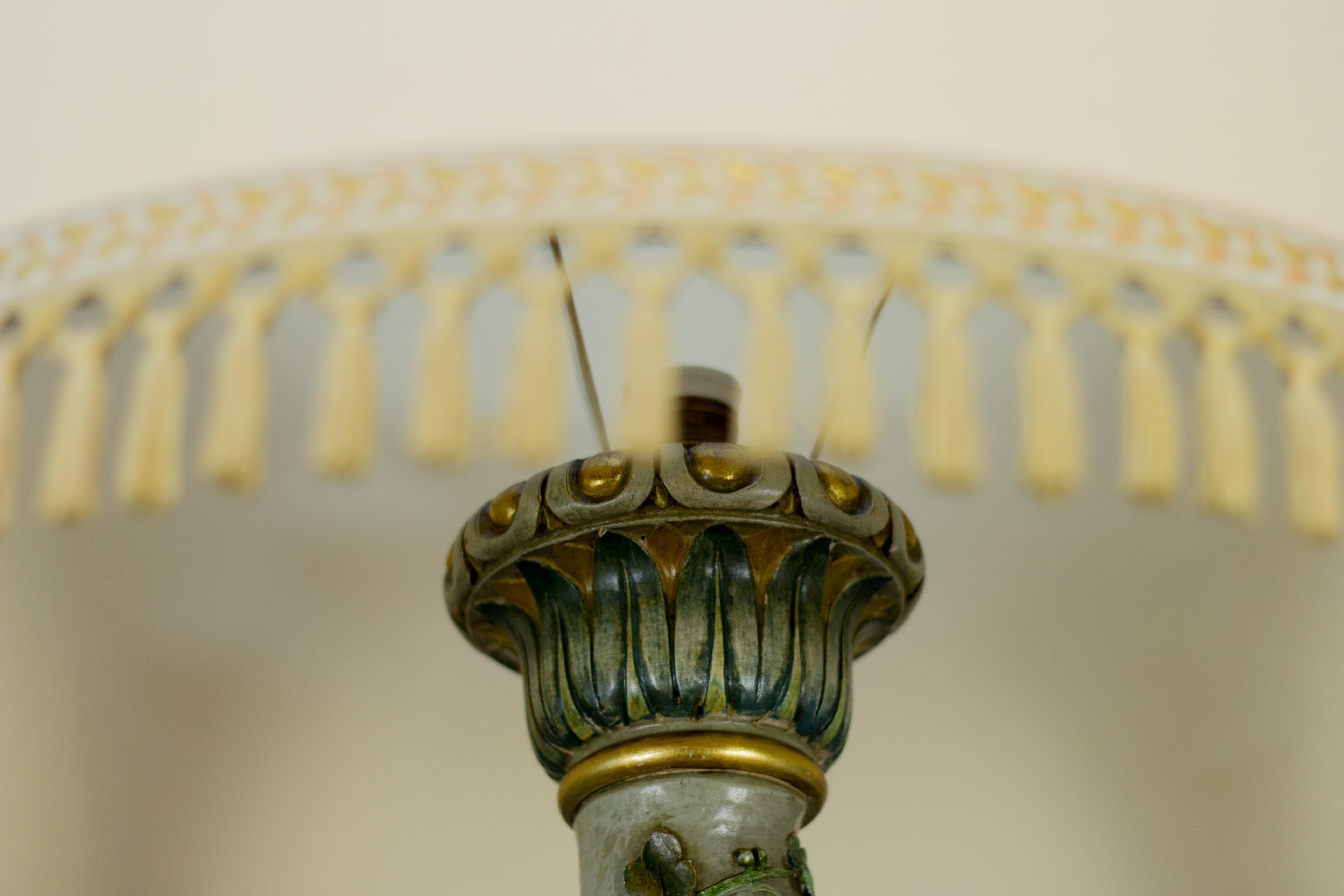 Antike italienische geschnitzte und grün bemalte Holz-Stehlampe mit Delphinen im Zustand „Gut“ im Angebot in Barntrup, DE