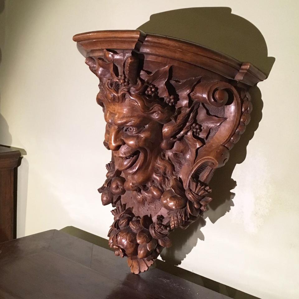 Late 19th Century Italian Hand Carved Walnut Shelf Depicting a Capricious Satyr In Good Condition For Sale In Firenze, Tuscany
