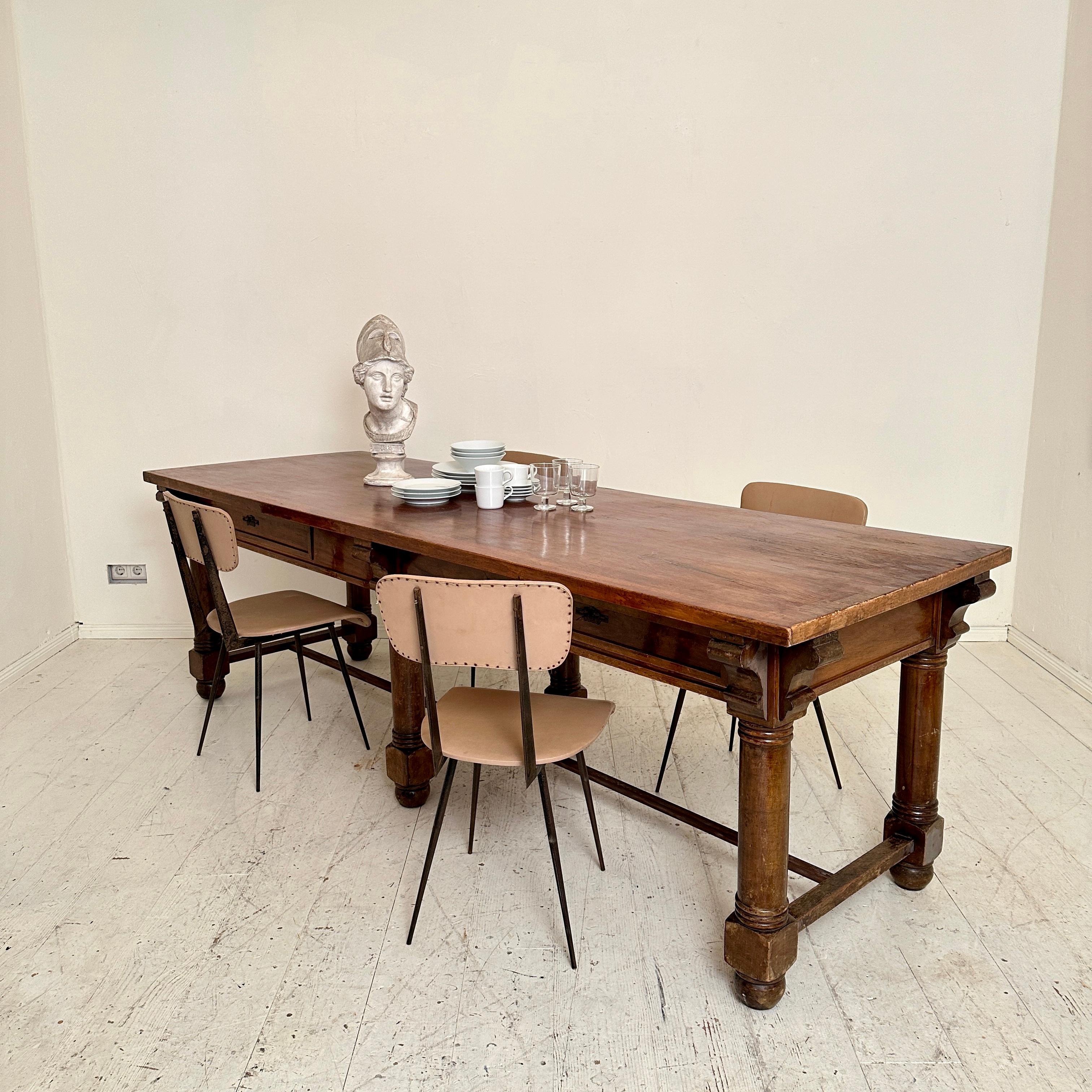 Late 19th Century Italian Large Brown Walnut Dining Table with 2 Drawers, 1880 In Good Condition For Sale In Berlin, DE