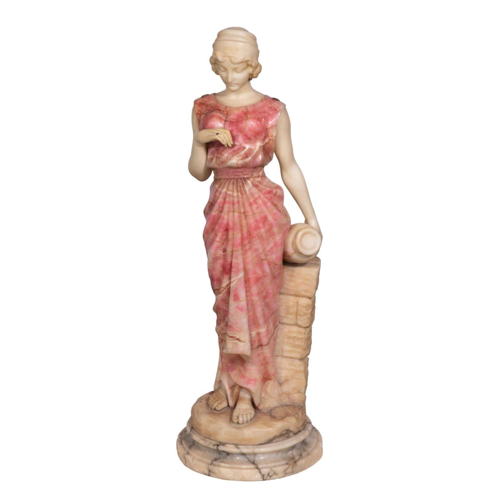 Scultura italiana tradizionale della fine del XIX secolo. Scolpito in marmo pregiato e alabastro rosa, questo pezzo raffigura una bella donna giovane drappeggiata in un fluente abito a tunica che ricade in delicate pieghe intorno a lei. In piedi su