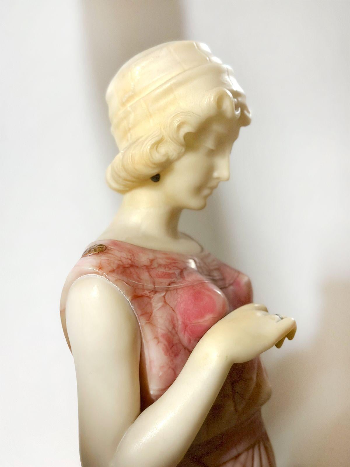 Scultura in marmo e alabastro della fine del XIX secolo con piedistallo In condizioni buone in vendita a Los Angeles, CA