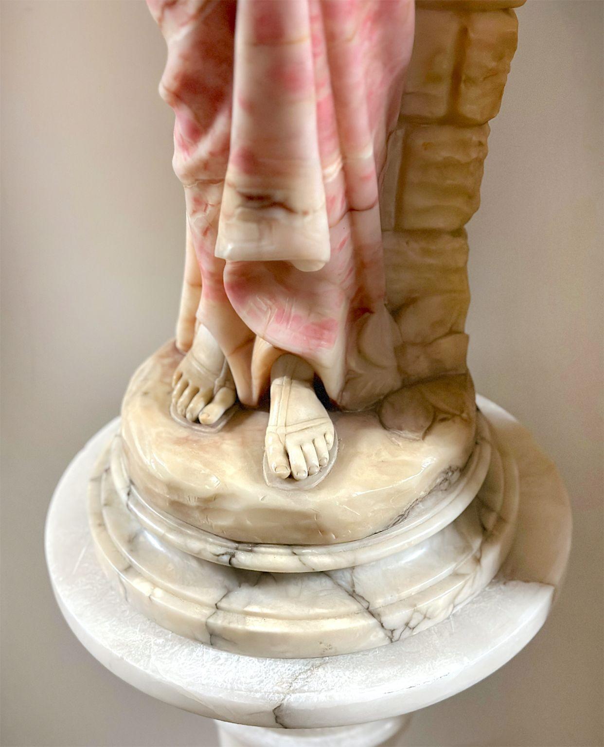 Alabastro Scultura in marmo e alabastro della fine del XIX secolo con piedistallo in vendita