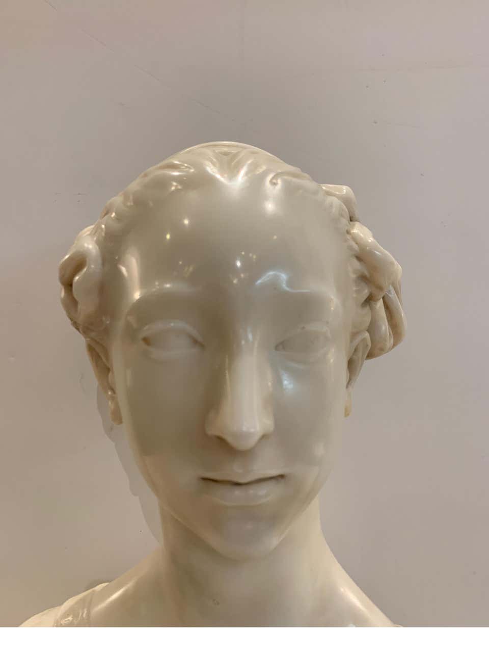Late 19th Century Italian Marble Bust of a Young Maiden Woman, Pre-Ralphaelite In Good Condition For Sale In Lambertville, NJ