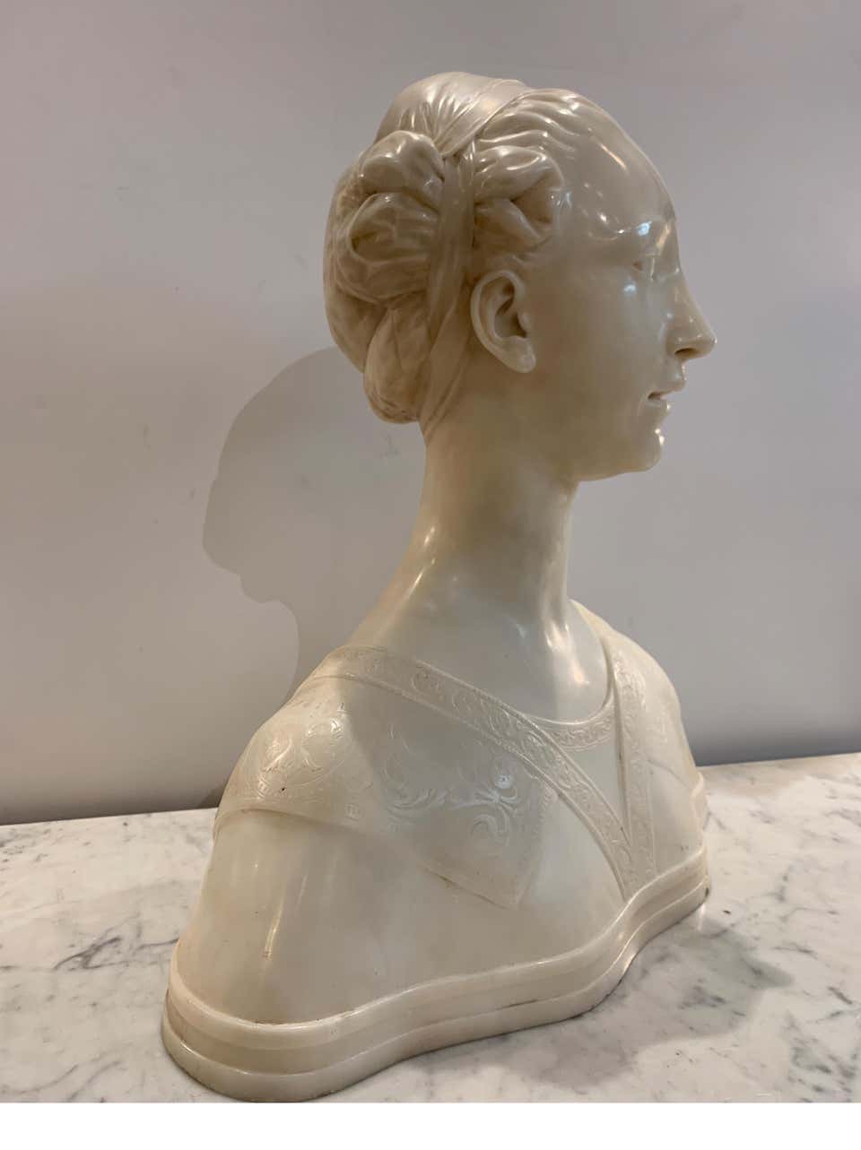 Late 19th Century Italian Marble Bust of a Young Maiden Woman, Pre-Ralphaelite For Sale 3