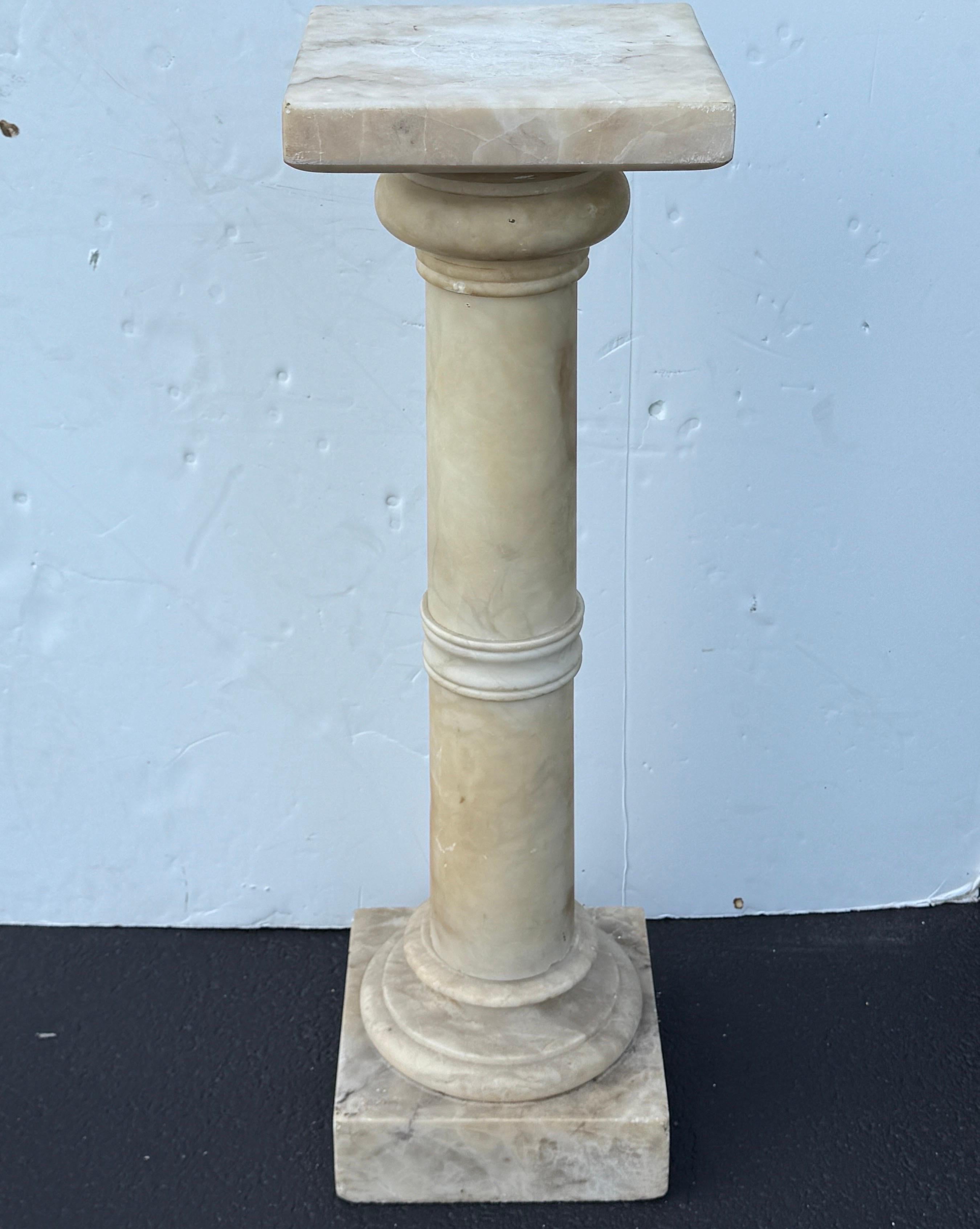 Uno squisito busto in marmo del XIX secolo che ritrae una figura femminile.  Vero e proprio testamento dell'artigianato dell'epoca romana classica, questo pezzo si erge su una base a piedistallo in 3 pezzi di marmo bianco, che lo rende uno splendido