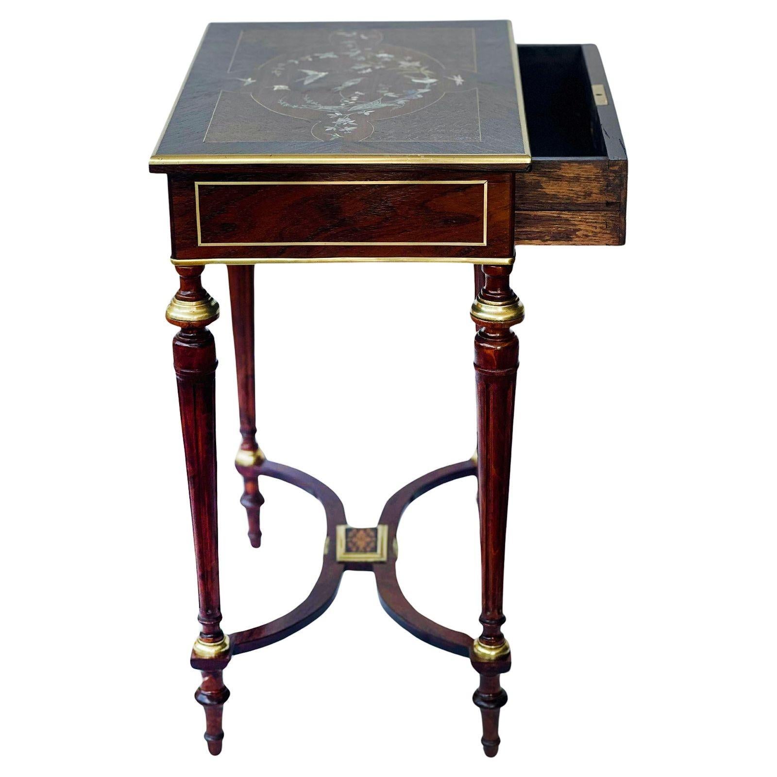 Très belle table d'appoint fabriquée en Italie à la fin du XIXe siècle, composée d'une riche base en bois de rose. Le plateau présente une magnifique incrustation de nacre représentant un groupe d'oiseaux et des motifs botaniques. D'autres détails