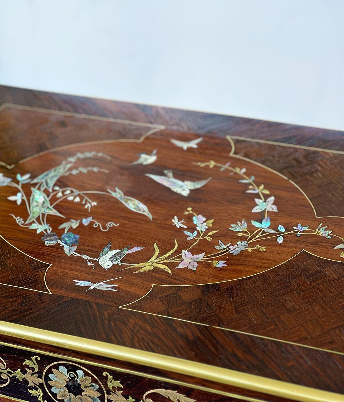 XIXe siècle Table d'appoint italienne en nacre de la fin du 19e siècle en vente