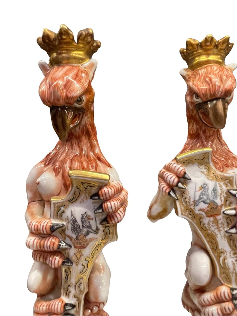 Capodimonte, paire de griffons en majolique italienne du 19ème siècle 9