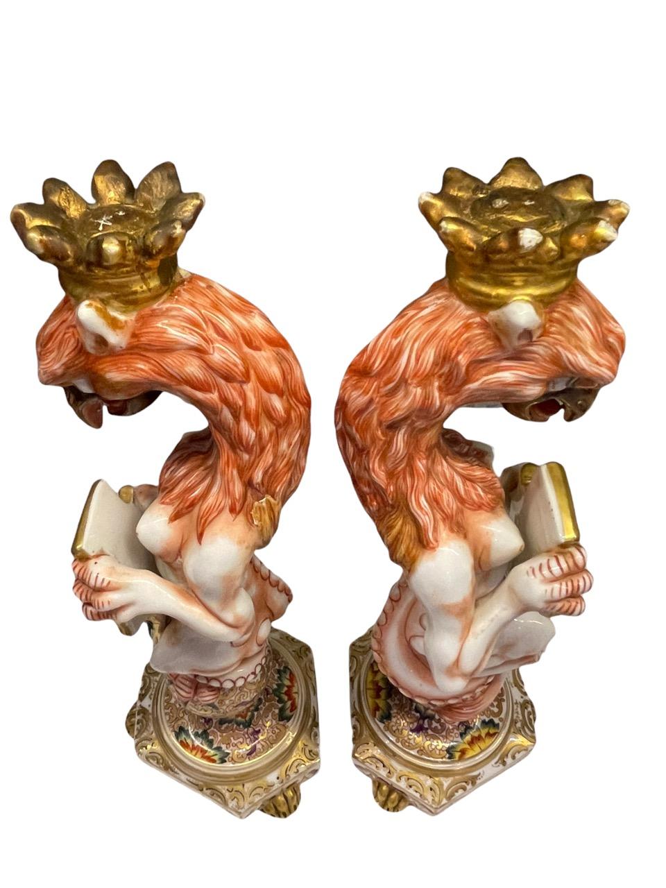 Capodimonte, paire de griffons en majolique italienne du 19ème siècle 11