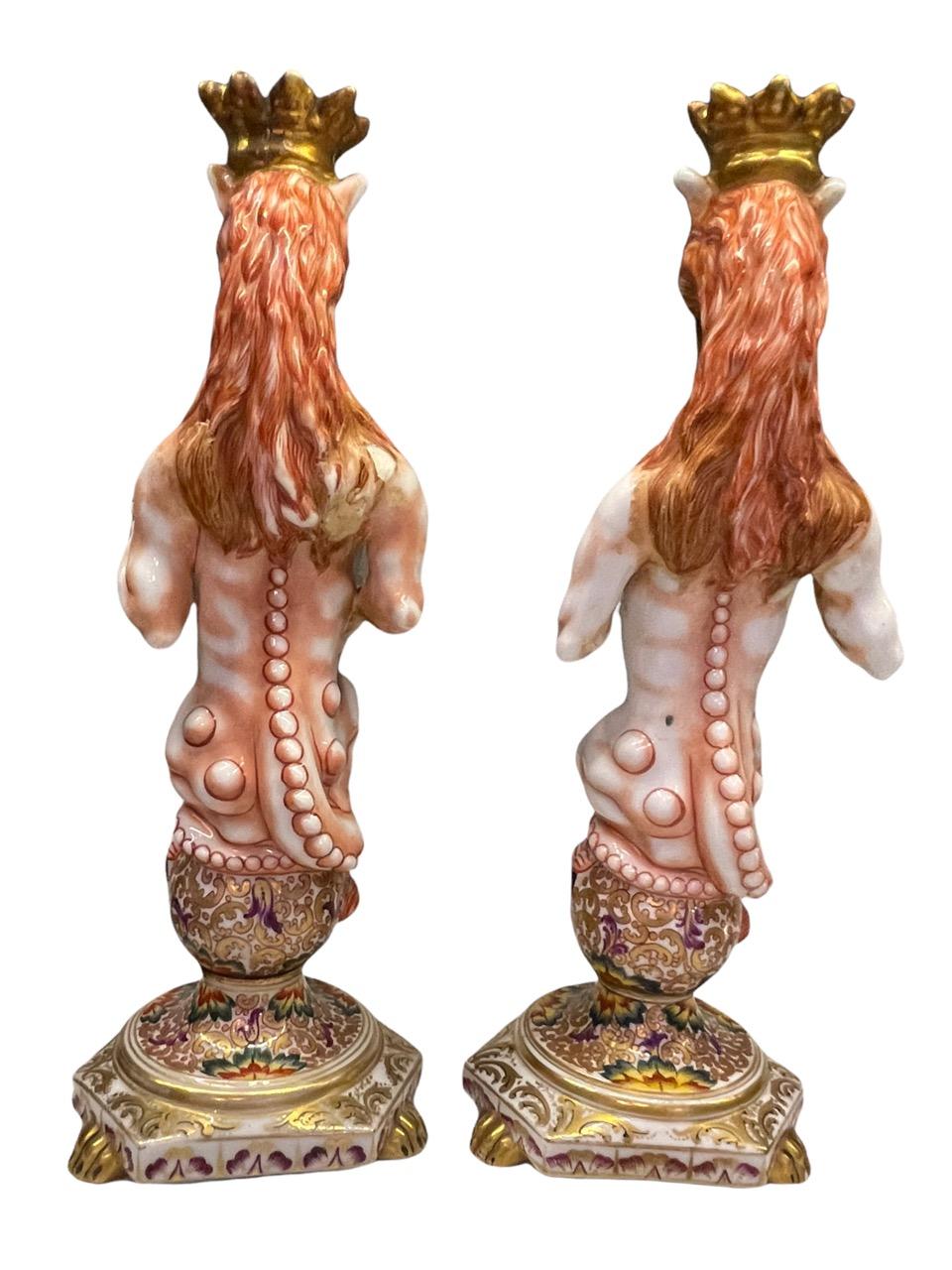 Capodimonte, Italienisches Paar Majolika-K Griffons aus dem 19. Jahrhundert (Porzellan) im Angebot