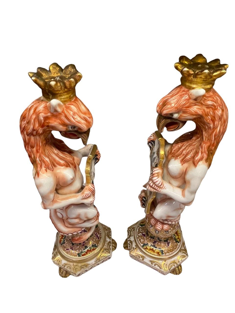 Porcelaine Capodimonte, paire de griffons en majolique italienne du 19ème siècle