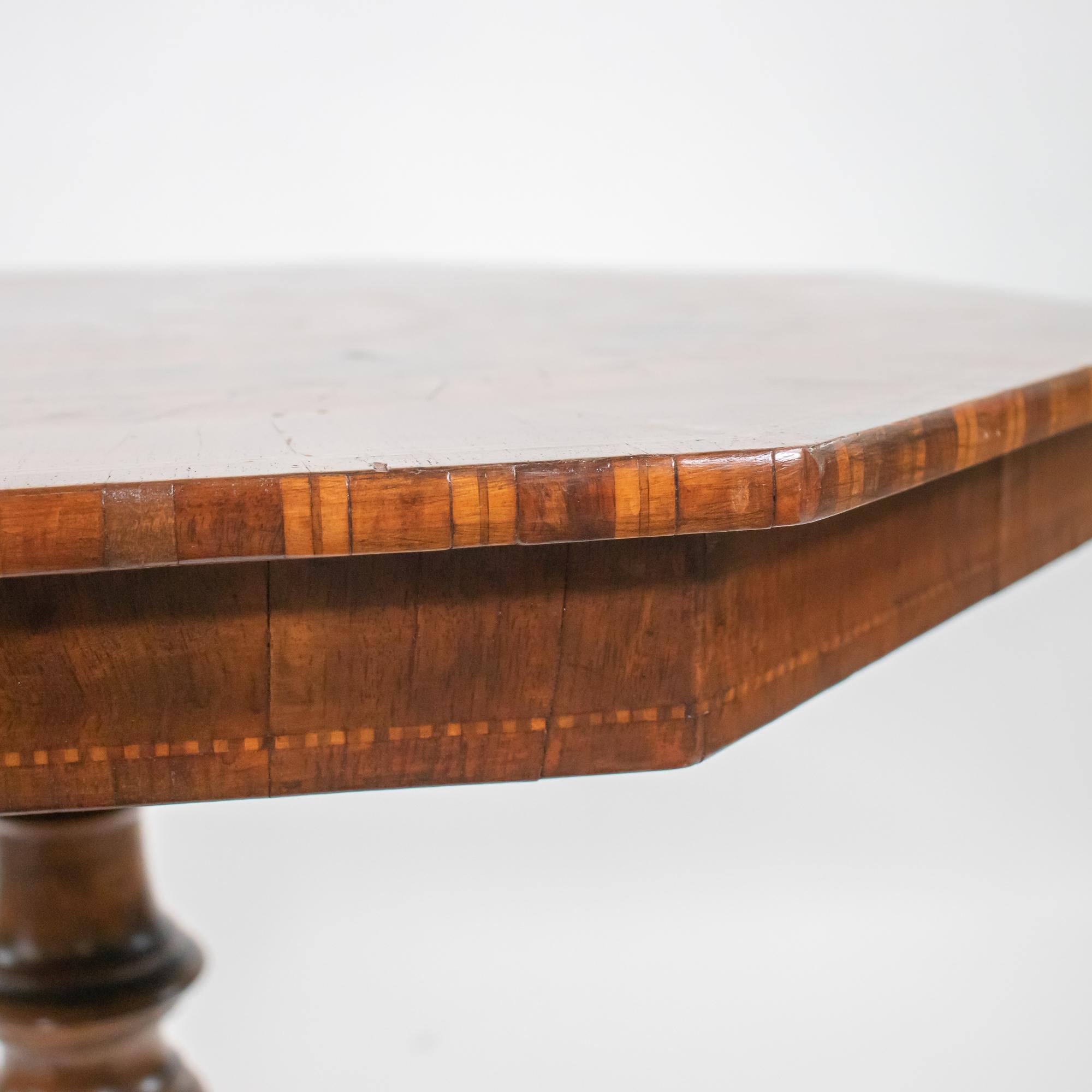 Table octogonale en ronce de noyer de la fin du XIXe siècle de style Renaissance italienne en vente 4