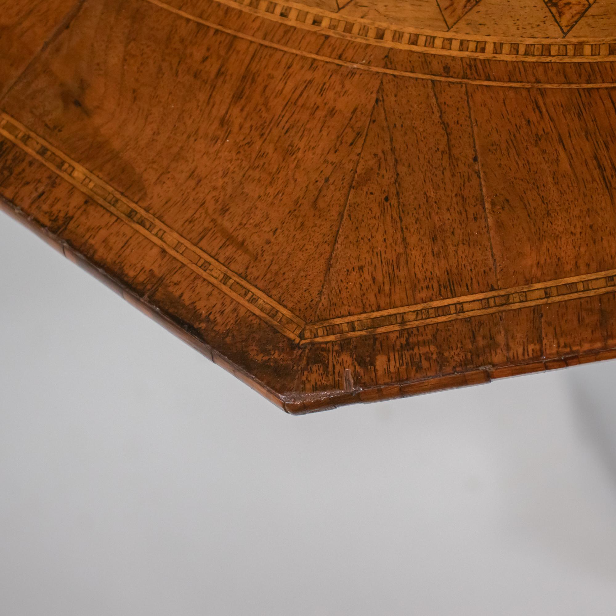 Table octogonale en ronce de noyer de la fin du XIXe siècle de style Renaissance italienne en vente 5
