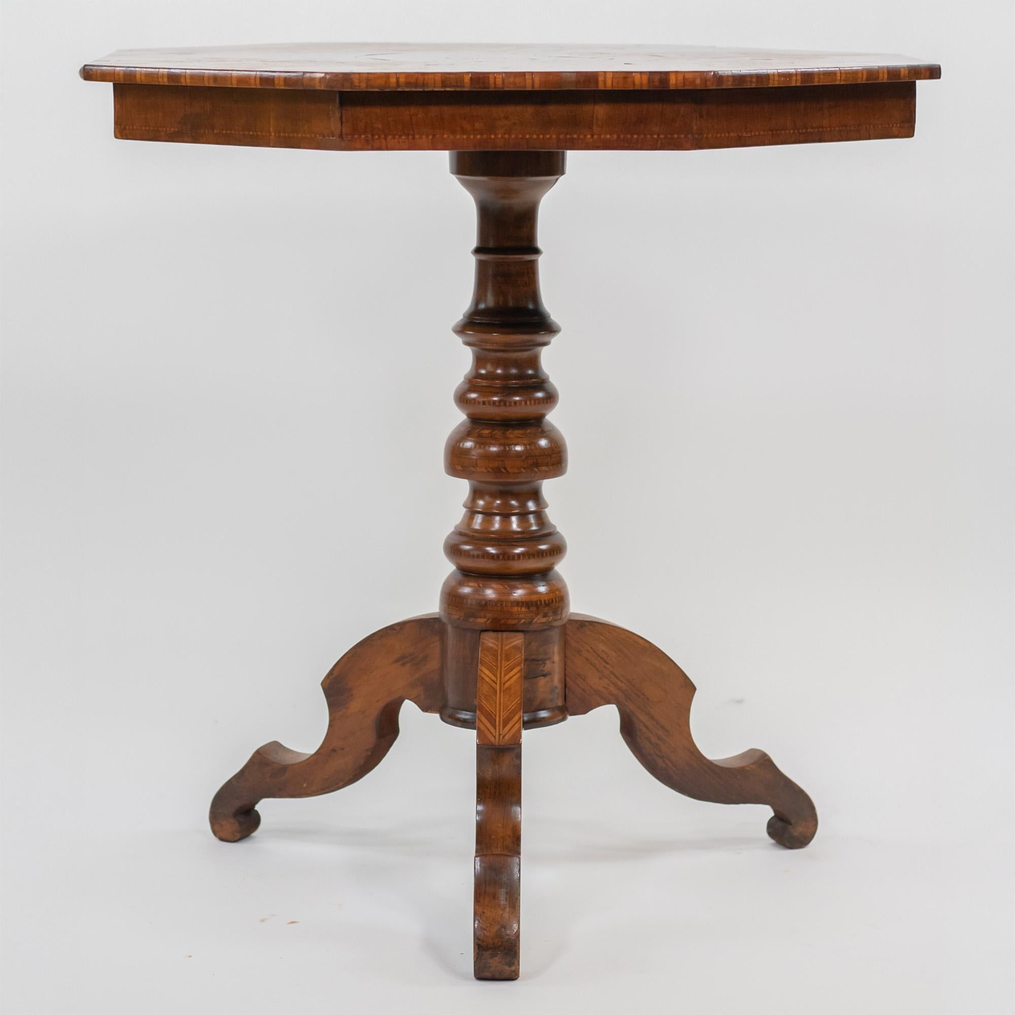 Table octogonale en ronce de noyer de la fin du XIXe siècle de style Renaissance italienne en vente 6