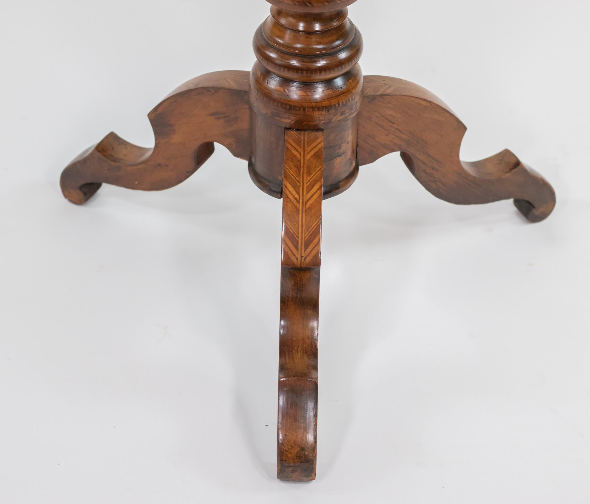 Table octogonale en ronce de noyer de la fin du XIXe siècle de style Renaissance italienne en vente 7