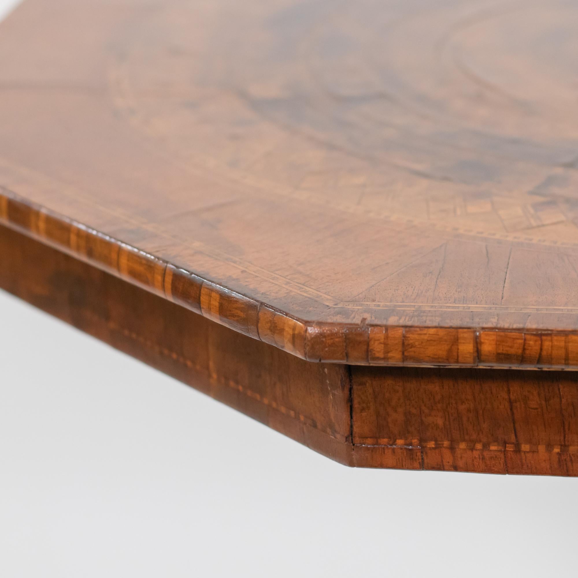 Table octogonale en ronce de noyer de la fin du XIXe siècle de style Renaissance italienne en vente 8