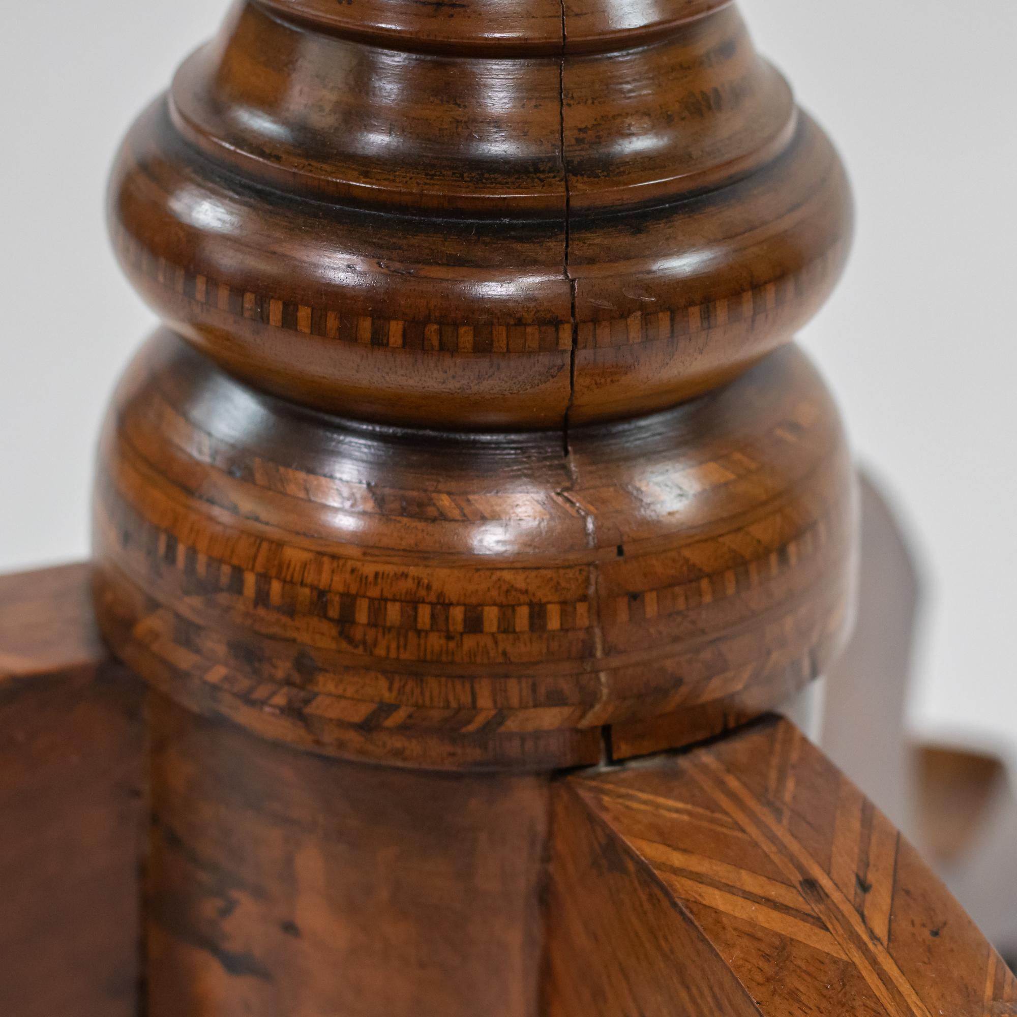Table octogonale en ronce de noyer de la fin du XIXe siècle de style Renaissance italienne en vente 9