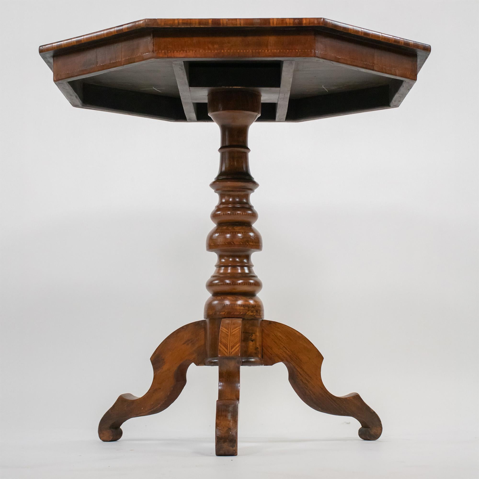 Fait main Table octogonale en ronce de noyer de la fin du XIXe siècle de style Renaissance italienne en vente