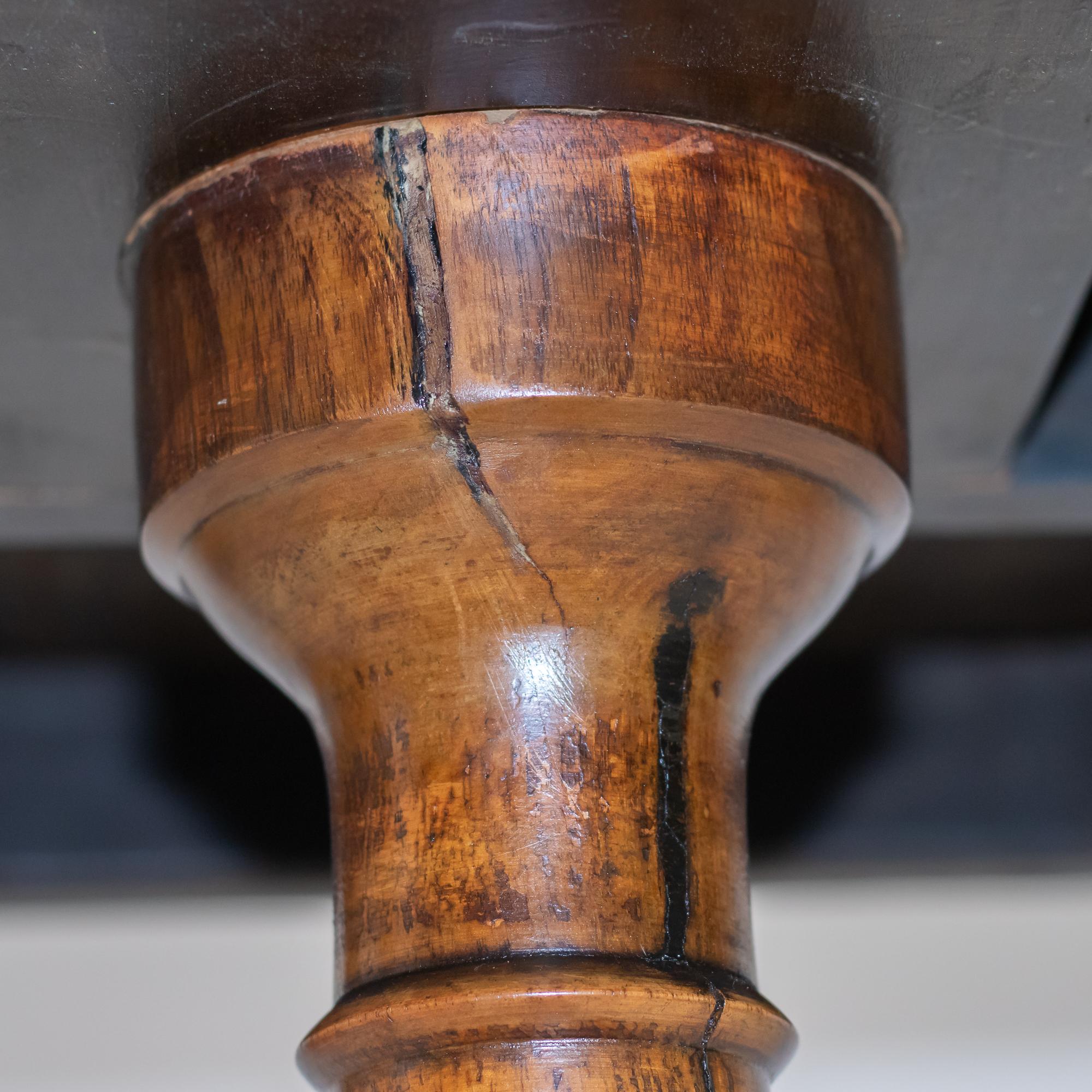 Table octogonale en ronce de noyer de la fin du XIXe siècle de style Renaissance italienne Bon état - En vente à Chicago, IL