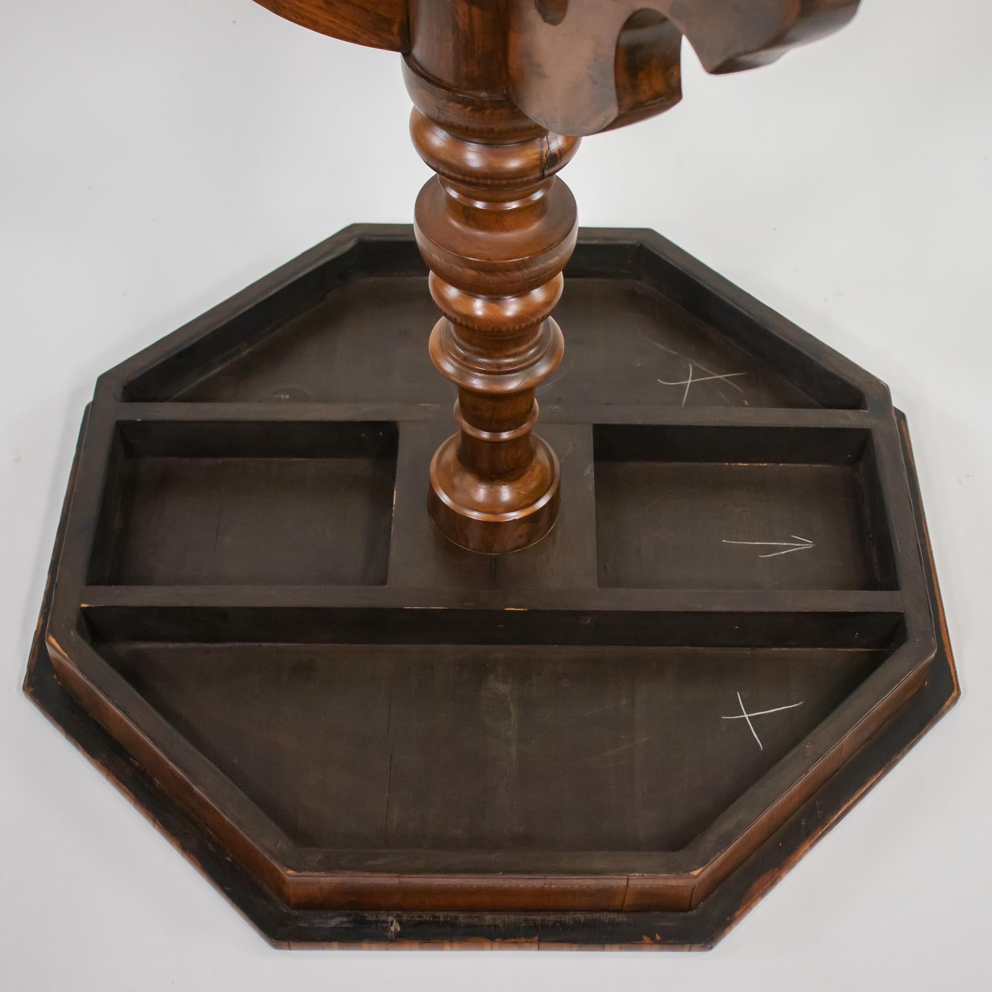 Noyer Table octogonale en ronce de noyer de la fin du XIXe siècle de style Renaissance italienne en vente