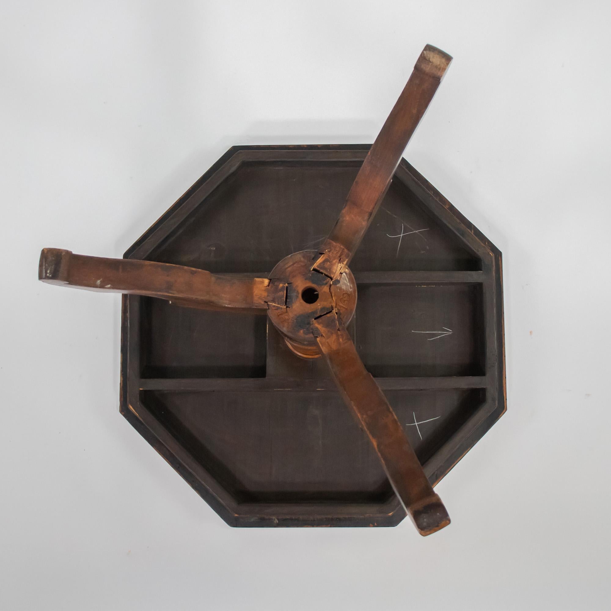 Table octogonale en ronce de noyer de la fin du XIXe siècle de style Renaissance italienne en vente 1