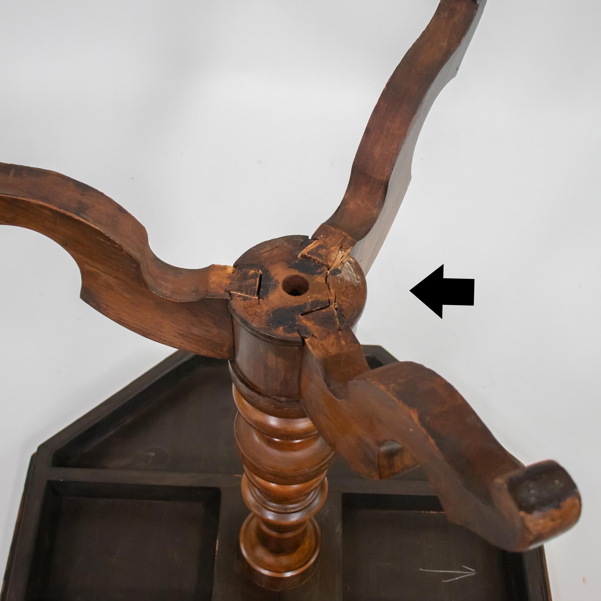 Table octogonale en ronce de noyer de la fin du XIXe siècle de style Renaissance italienne en vente 2