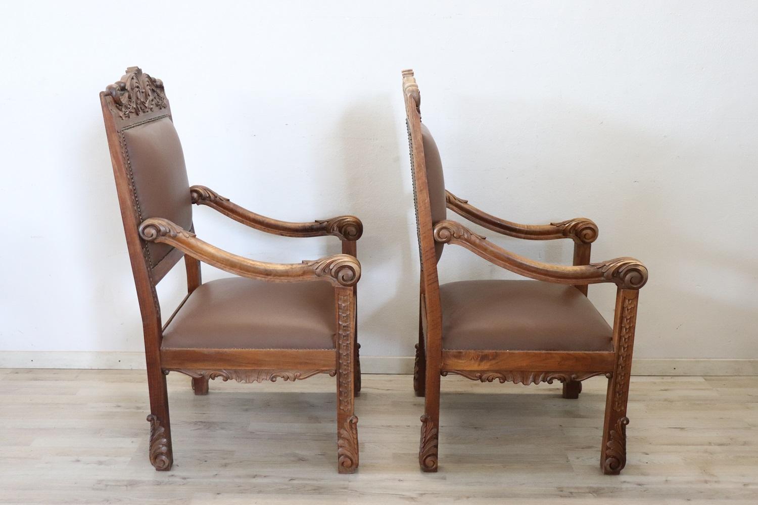 Paire de chaises de trône en noyer sculpté de style Renaissance italienne de la fin du XIXe siècle en vente 4