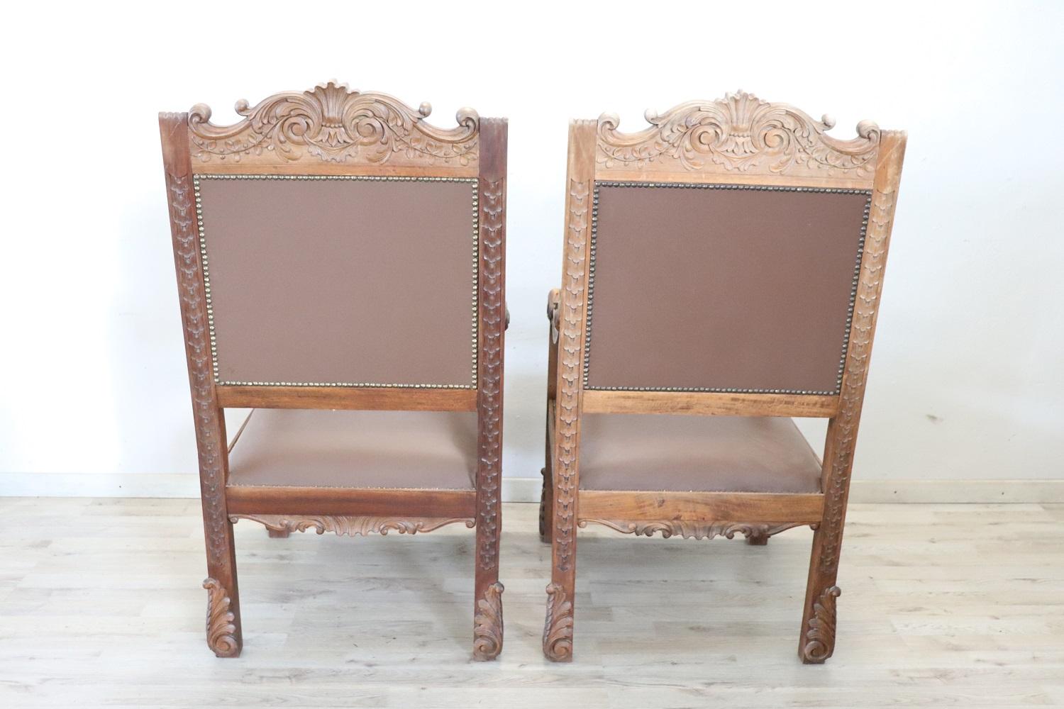 Paire de chaises de trône en noyer sculpté de style Renaissance italienne de la fin du XIXe siècle en vente 5