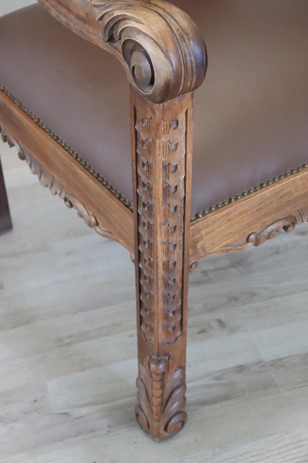 Imitation cuir Paire de chaises de trône en noyer sculpté de style Renaissance italienne de la fin du XIXe siècle en vente