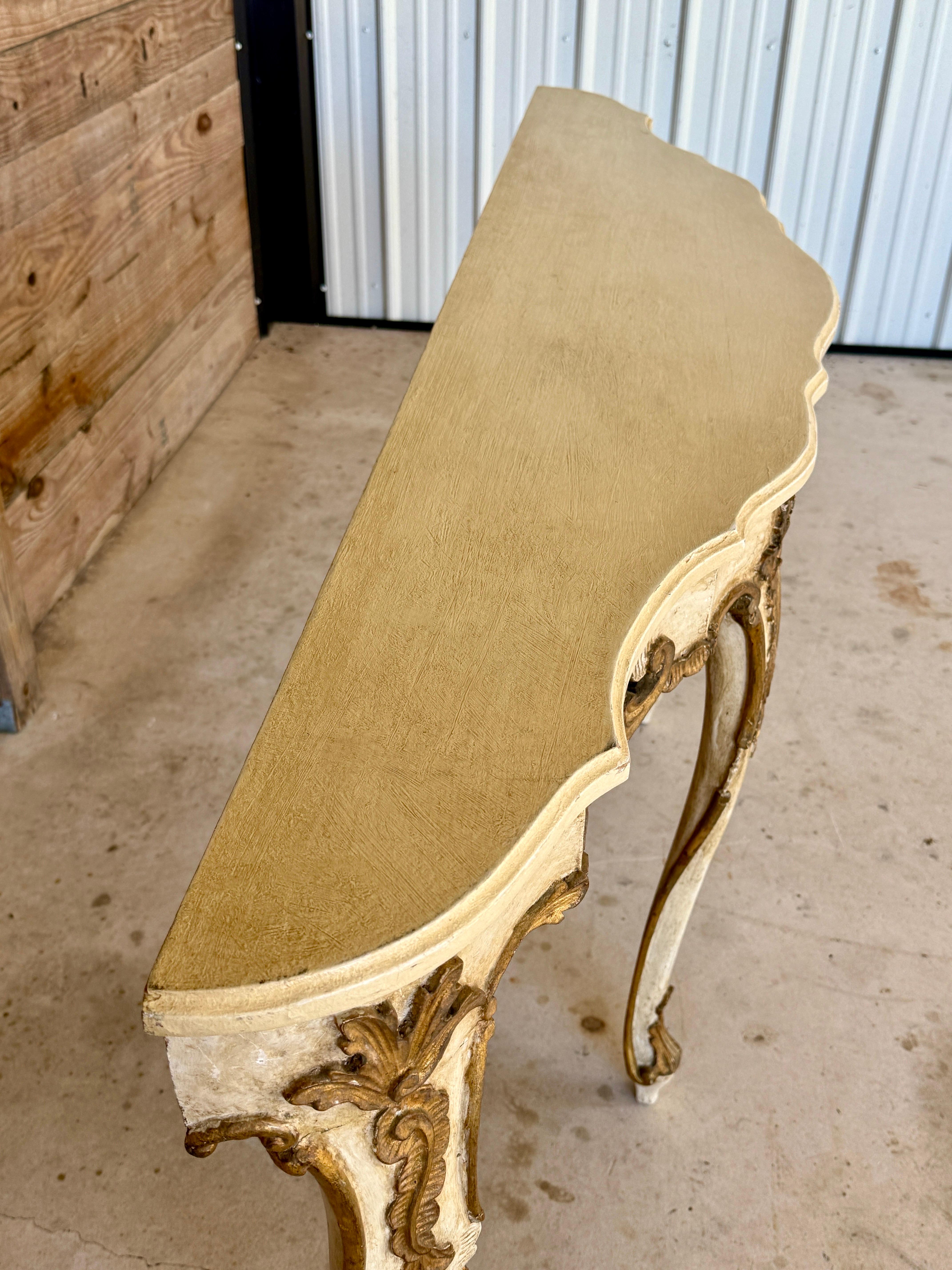 Table console italienne Rocco de la fin du 19e siècle, sculptée à la main en bois doré et peinte en vente 7