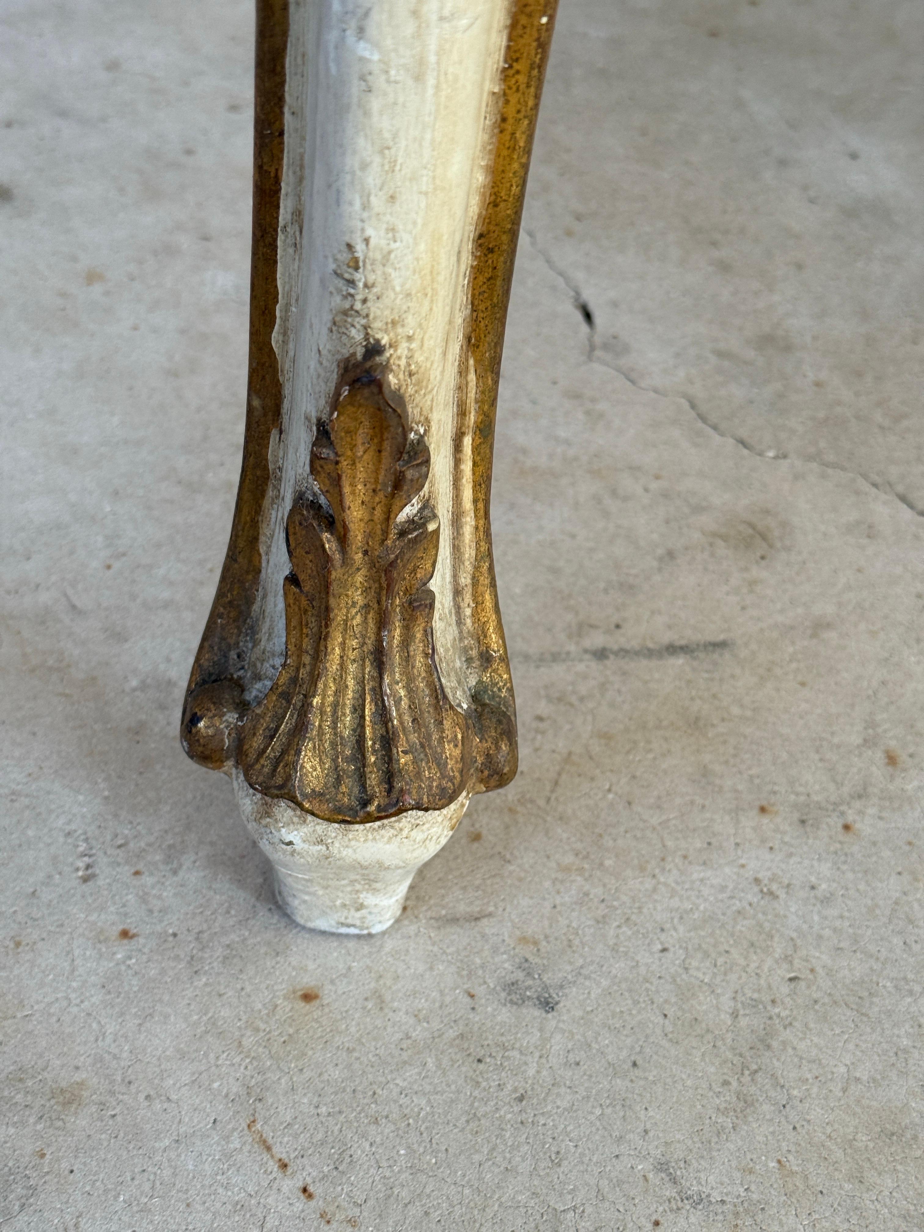 Table console italienne Rocco de la fin du 19e siècle, sculptée à la main en bois doré et peinte en vente 8