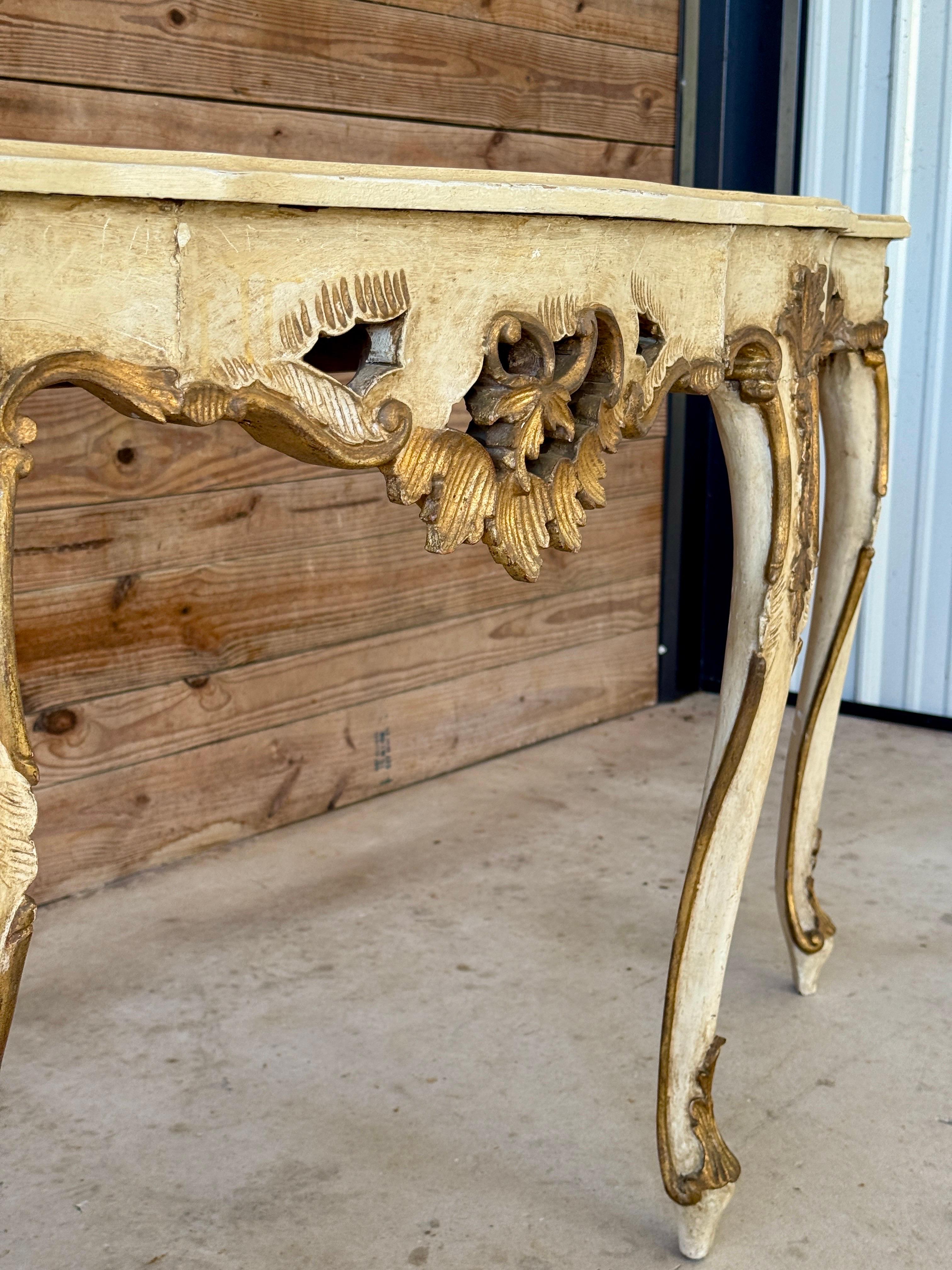 Table console italienne Rocco de la fin du 19e siècle, sculptée à la main en bois doré et peinte en vente 9