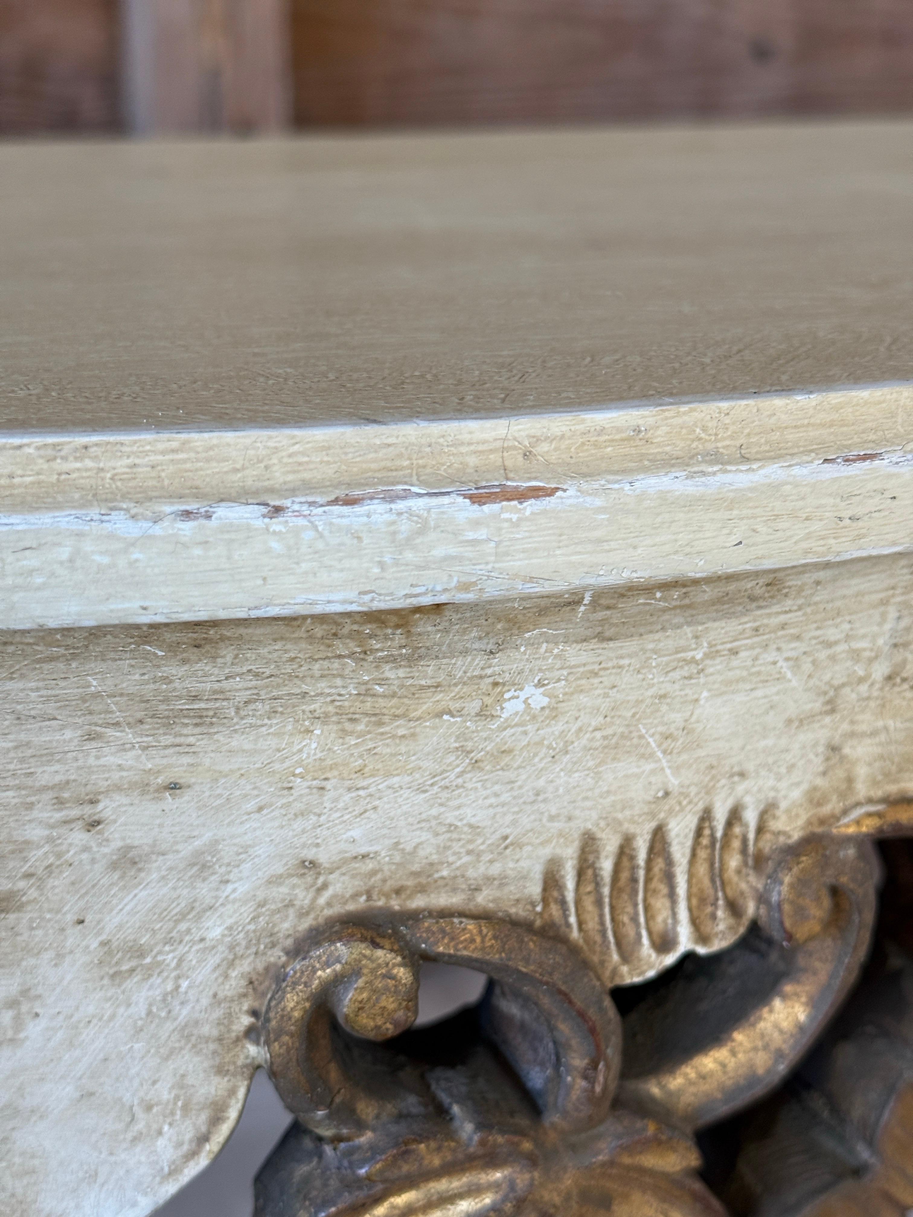 Exquise table console italienne de la fin du XIXe siècle en bois doré et peint, de style néo-rococo, richement détaillée avec des feuilles d'acanthe enroulées, des motifs de coquillages et des pieds en cabriole. Le cadre présente des couches de