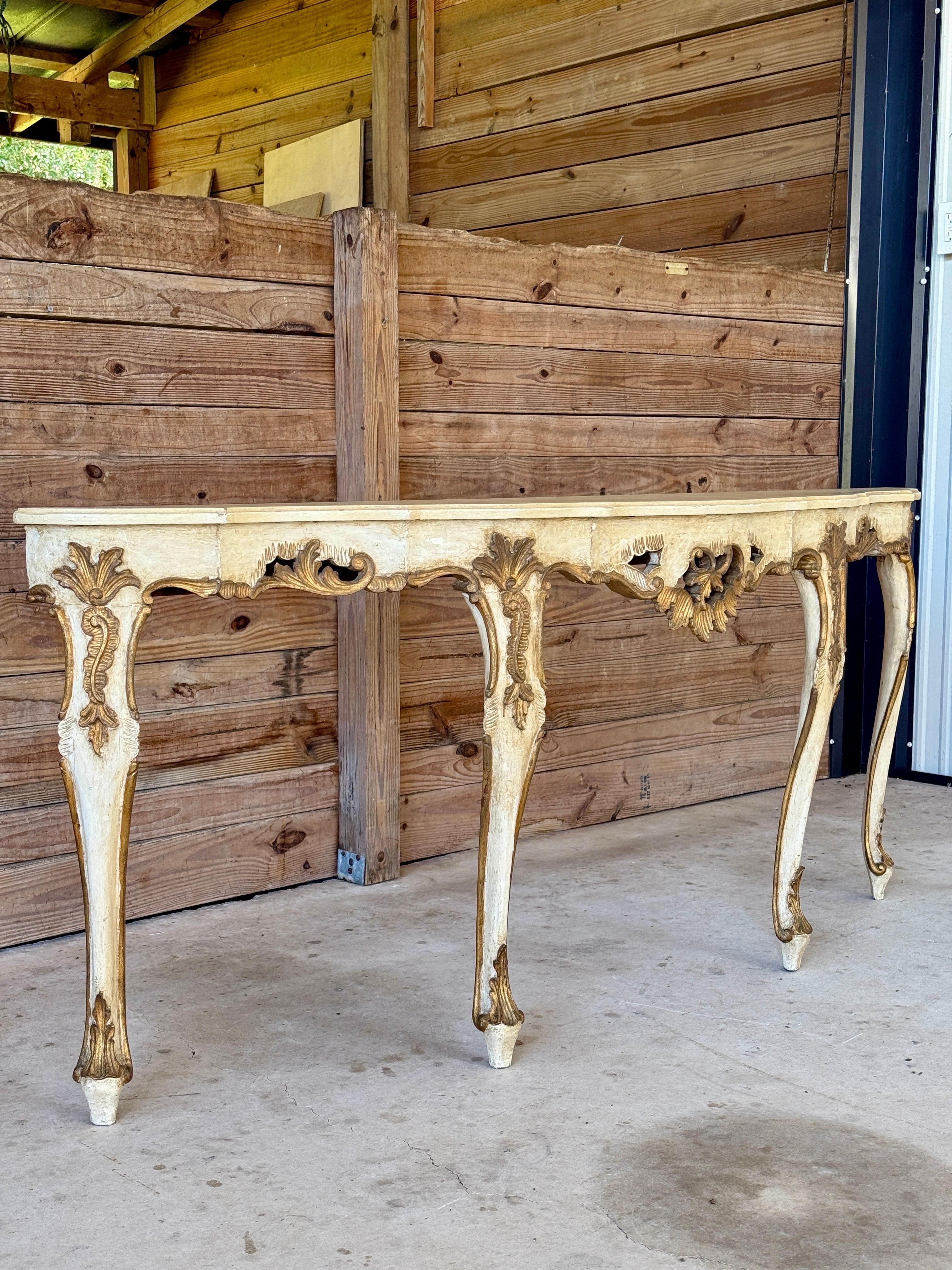 Fait main Table console italienne Rocco de la fin du 19e siècle, sculptée à la main en bois doré et peinte en vente
