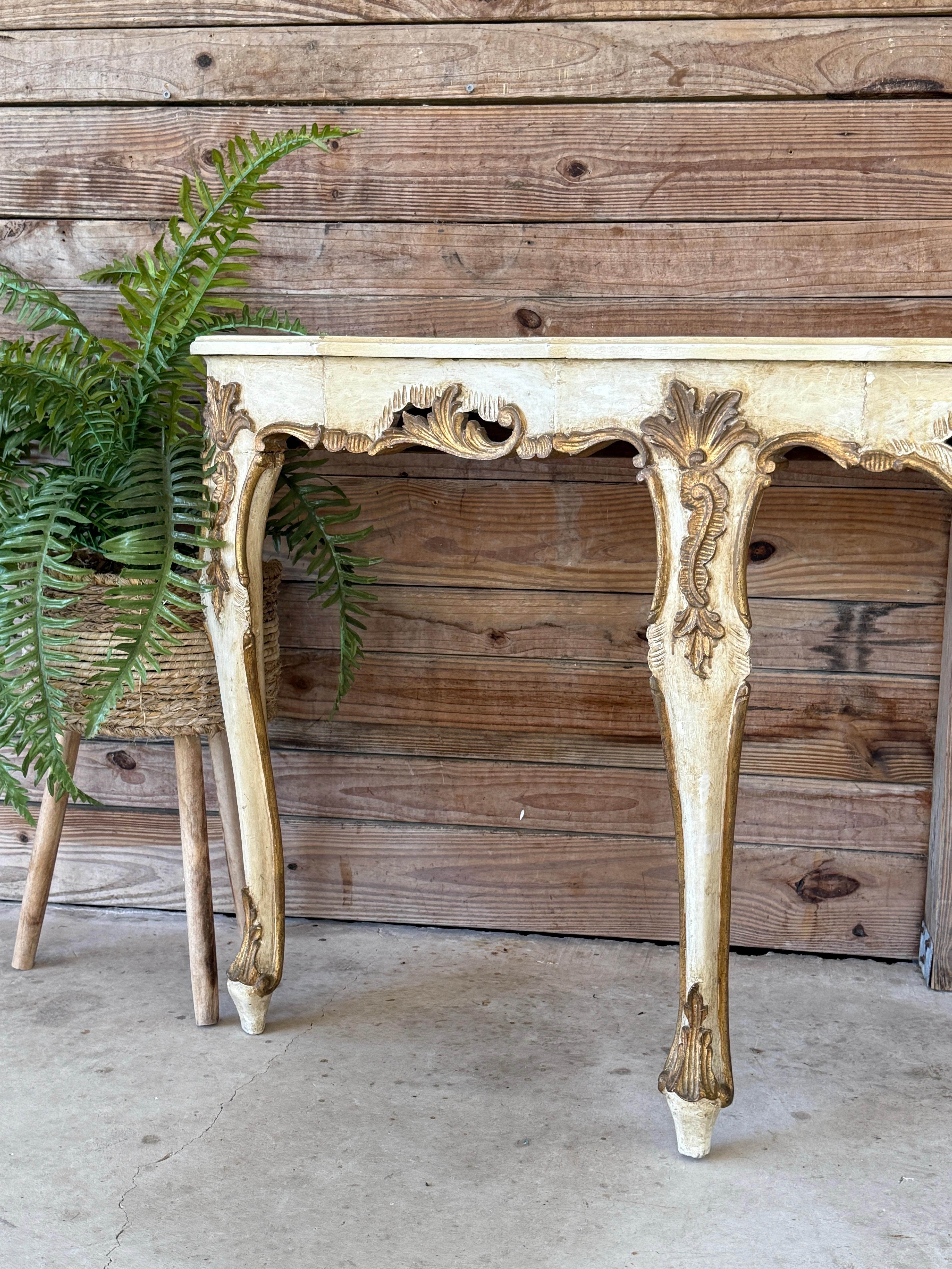 XIXe siècle Table console italienne Rocco de la fin du 19e siècle, sculptée à la main en bois doré et peinte en vente