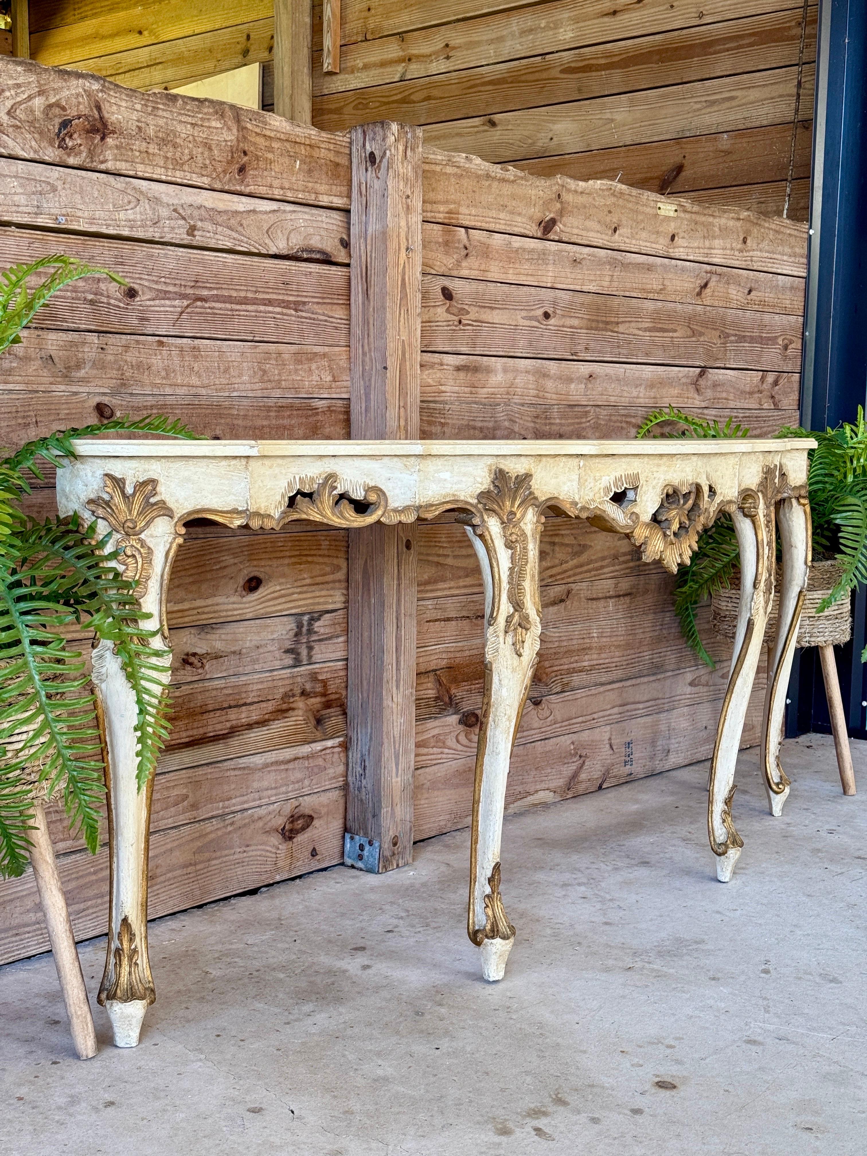 Table console italienne Rocco de la fin du 19e siècle, sculptée à la main en bois doré et peinte en vente 2