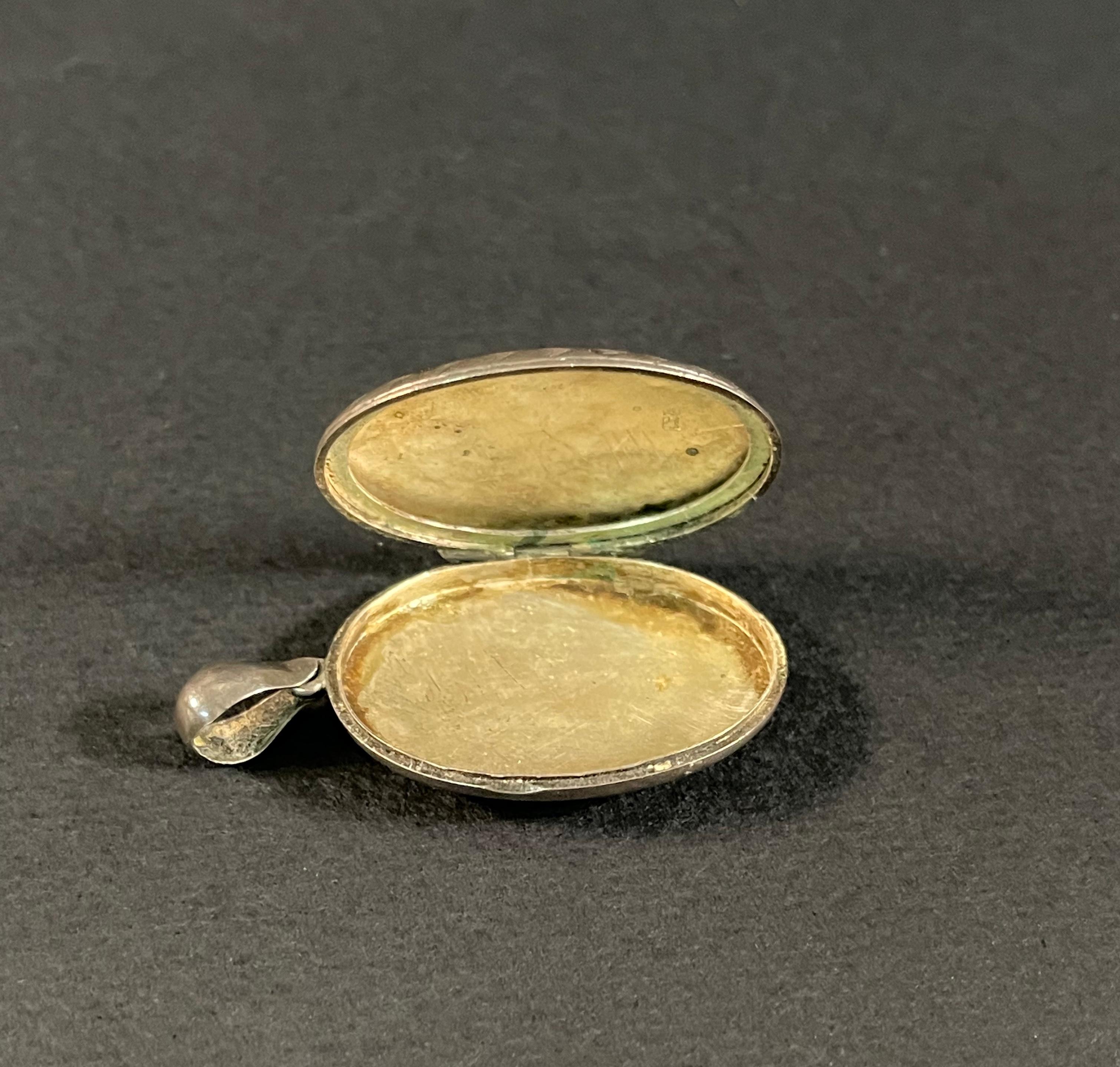 Belle Époque Portapillole in argento con marchio di fabbrica della fine del XIX secolo in vendita