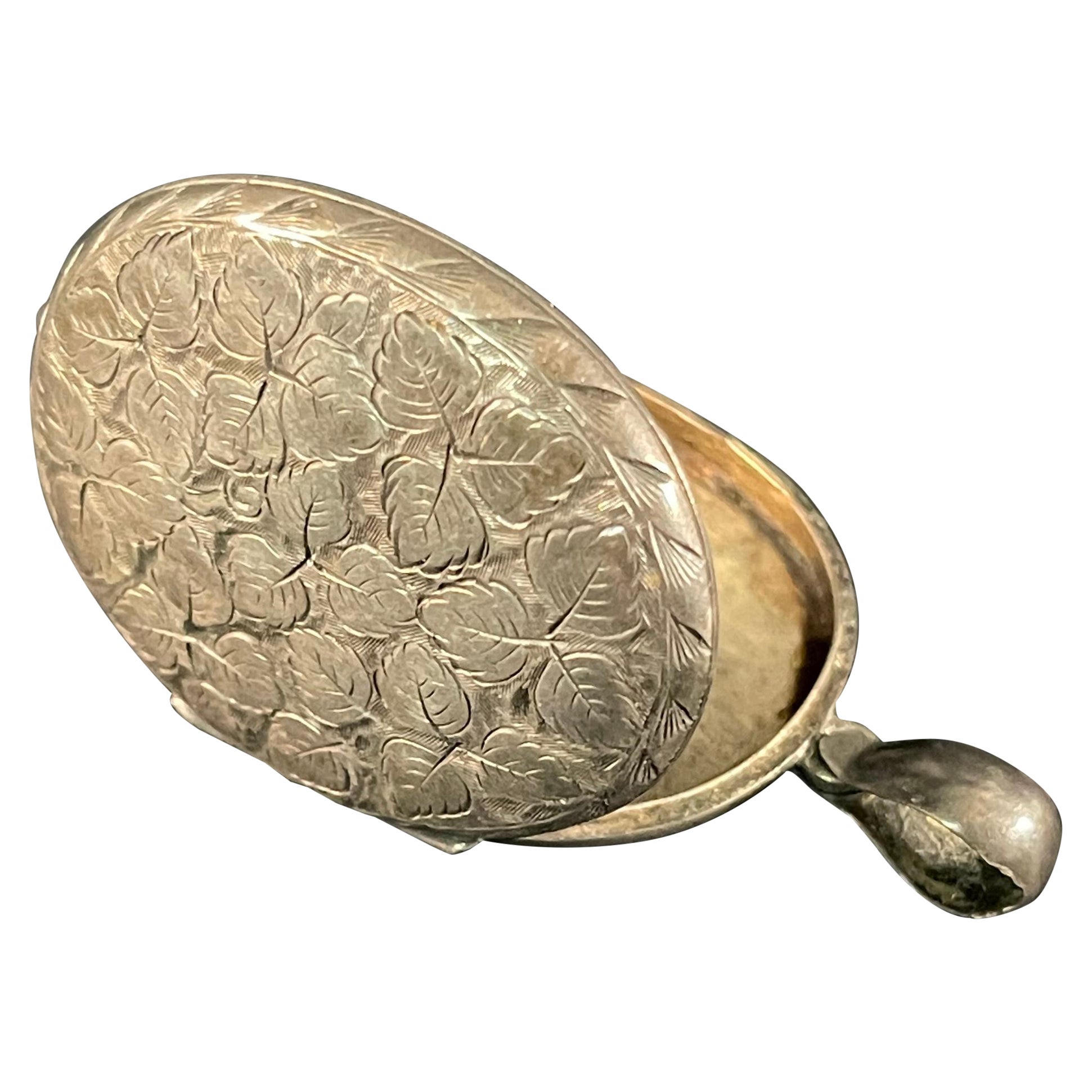 Bellissimo e raro ciondolo in argento a forma di pillola o tabacco.
Presenta un elegante ed esclusivo motivo annellato a mano sulla parte superiore.
Pratica chiusura a scatto sul lato orizzontale.
Dall'antichità fino all'inizio di questo secolo,