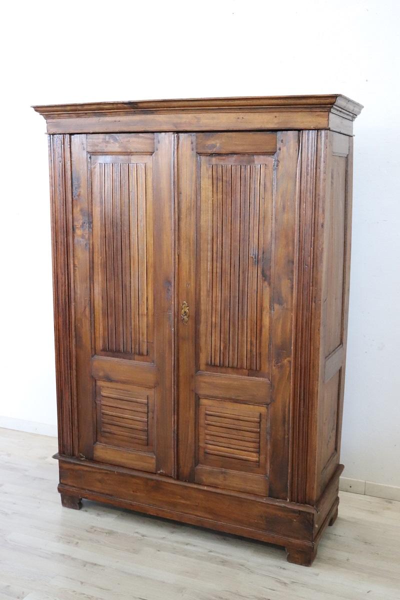 Voici cette fantastique armoire italienne antique de la fin du 19ème siècle, une armoire au charme antique intemporel !

Fabriqué en bois de peuplier massif dans une belle teinte claire, facile à assortir à toutes les couleurs de meubles.