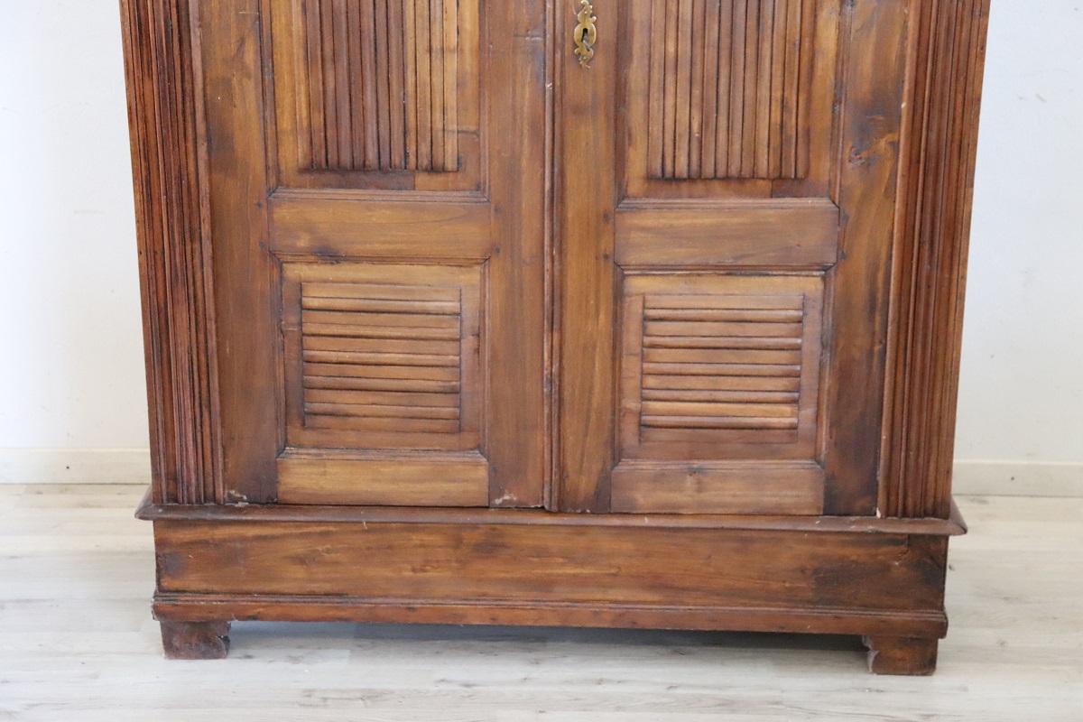 italien Petite armoire ancienne en bois de peuplier massif de la fin du 19e siècle en Italie en vente