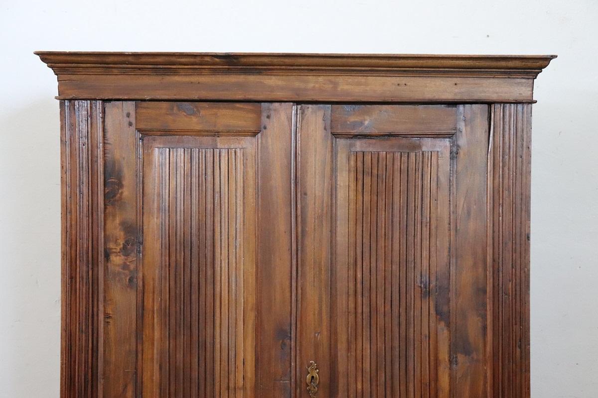 XIXe siècle Petite armoire ancienne en bois de peuplier massif de la fin du 19e siècle en Italie en vente