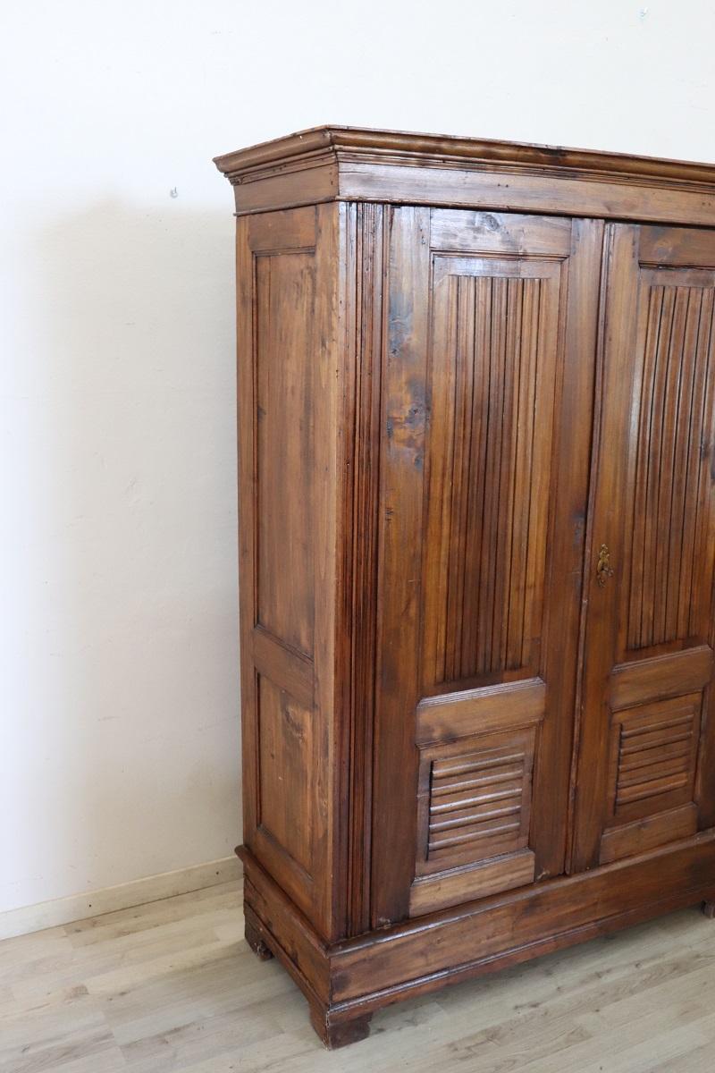 Peuplier Petite armoire ancienne en bois de peuplier massif de la fin du 19e siècle en Italie en vente