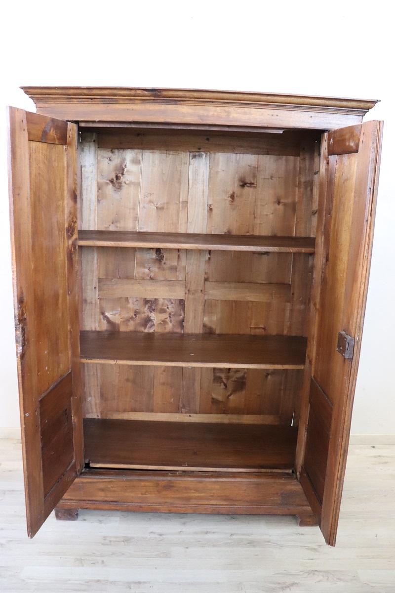Petite armoire ancienne en bois de peuplier massif de la fin du 19e siècle en Italie en vente 1