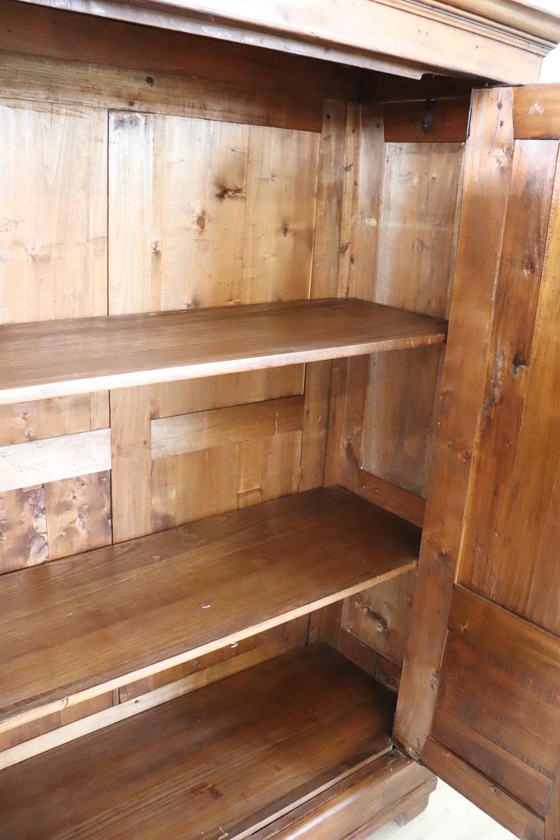 Petite armoire ancienne en bois de peuplier massif de la fin du 19e siècle en Italie en vente 2
