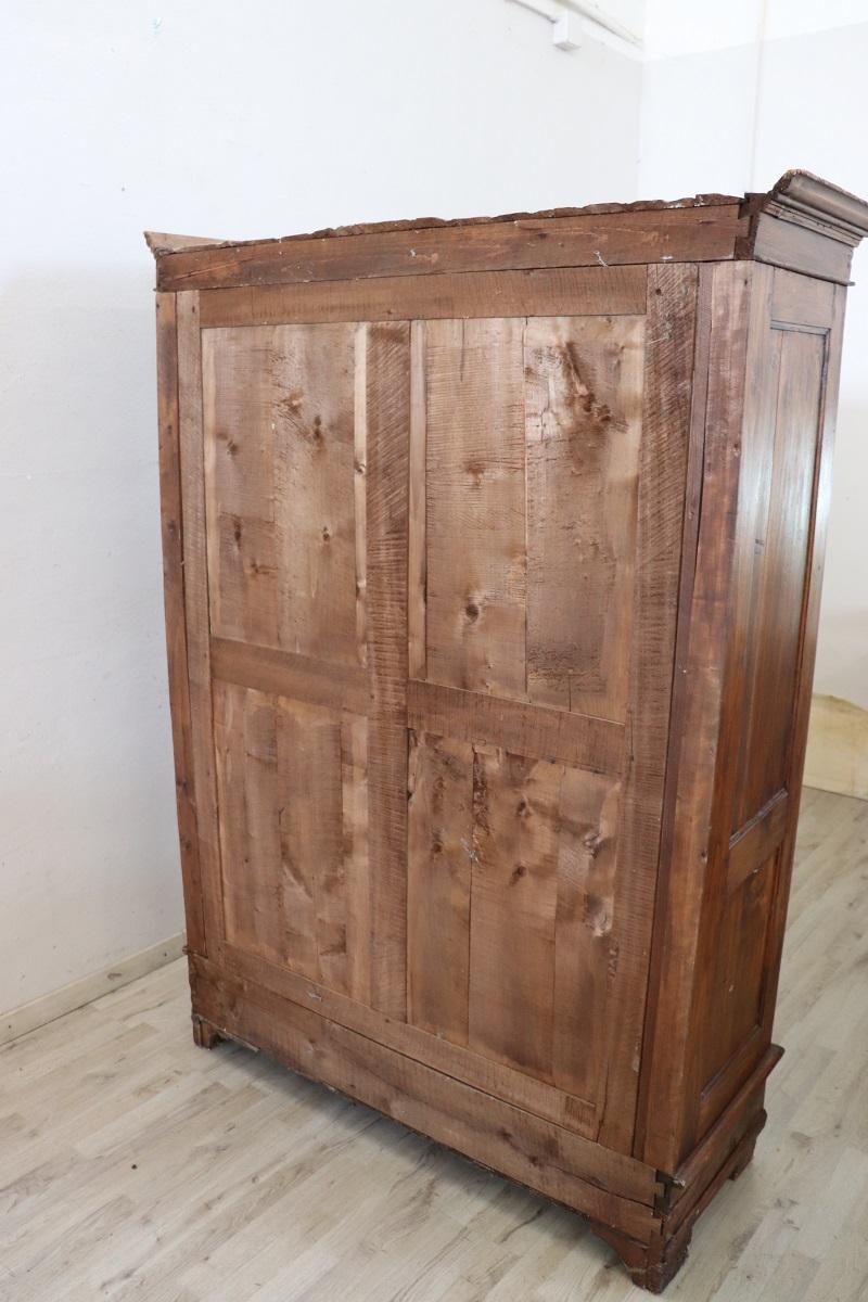 Petite armoire ancienne en bois de peuplier massif de la fin du 19e siècle en Italie en vente 3